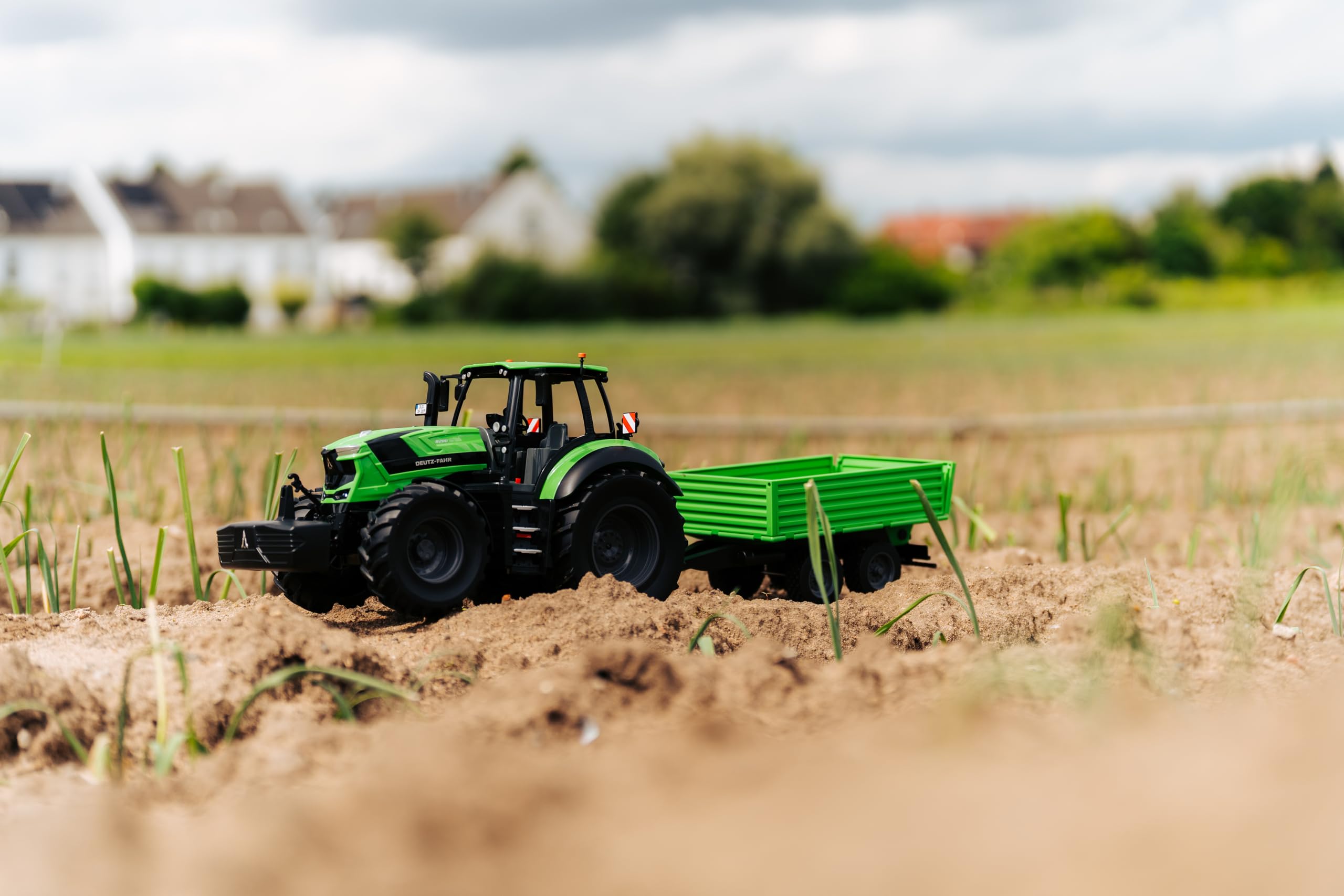 Carson 1:16 Deutz-Traktor 8280 TTV mit Anhänger 100% RTR - RC Traktor, Ferngesteuertes Fahrzeug mit Licht und Sound, inkl. Batterien und Fernsteuerung, Ferngesteuerter Bulldog