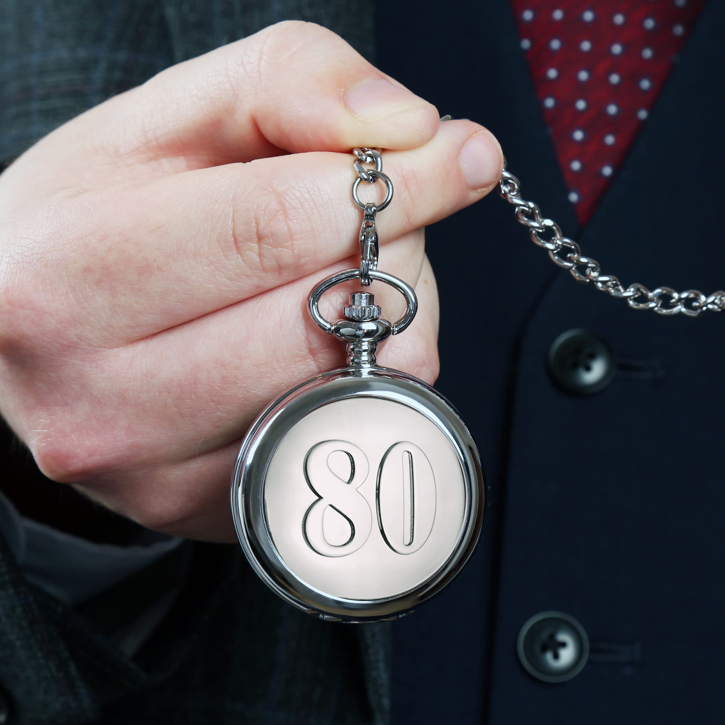 Orologio da taschino con il numero 80 inciso sulla cassa, contenuto in una scatola regalo in raso di alta qualità.