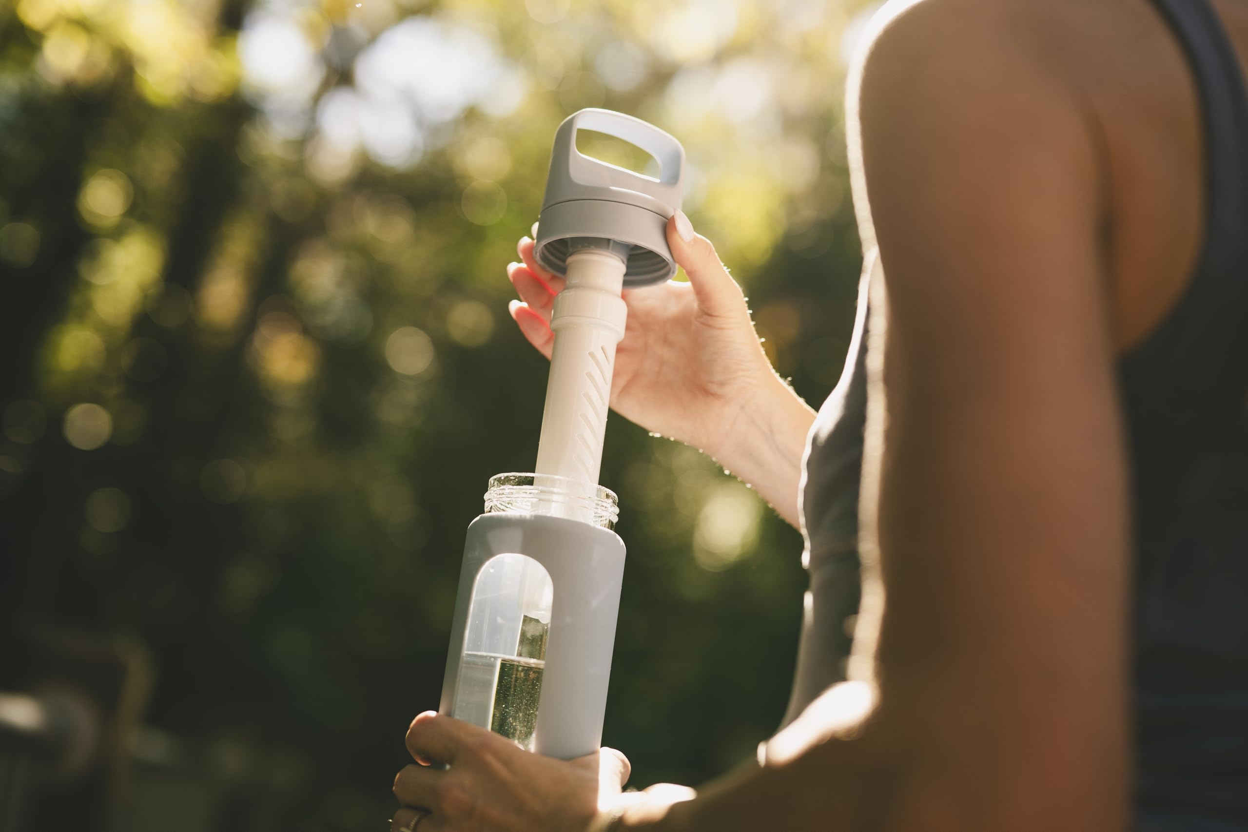 LifeStraw Go Series – Bouteille filtrante en verre soufflé à la main avec manchon en silicone pour l'hydratation à la maison ou en déplacement, mer Égée, 590 ml