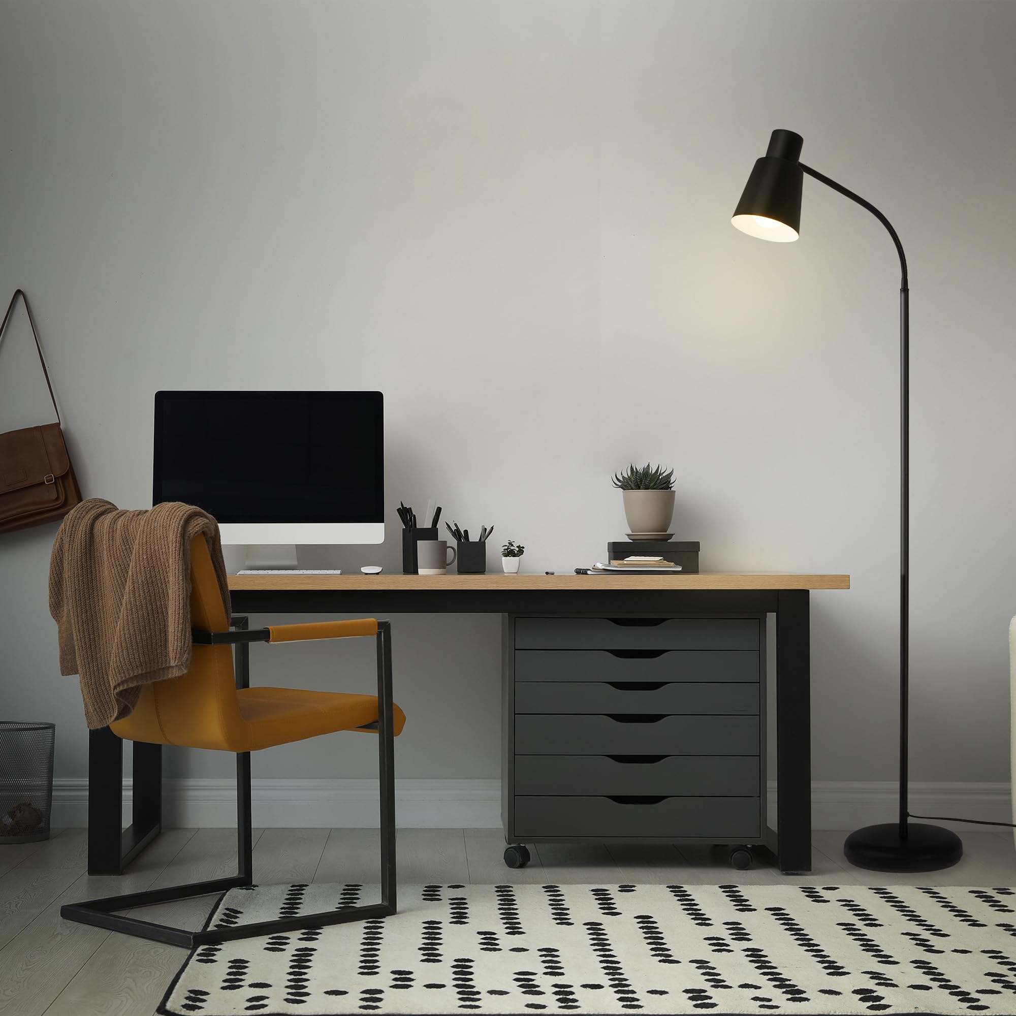 BRILONER - Stehlampe, Stehleuchte, Deko im Wohnzimmer, Leselampe, Schwenkbare Lampe, Wohnzimmerlampe, Fußtaster, Indirekte Beleuchtung, Schlafzimmerlampe, Bürolampe, 128x21x43 cm, Schwarz