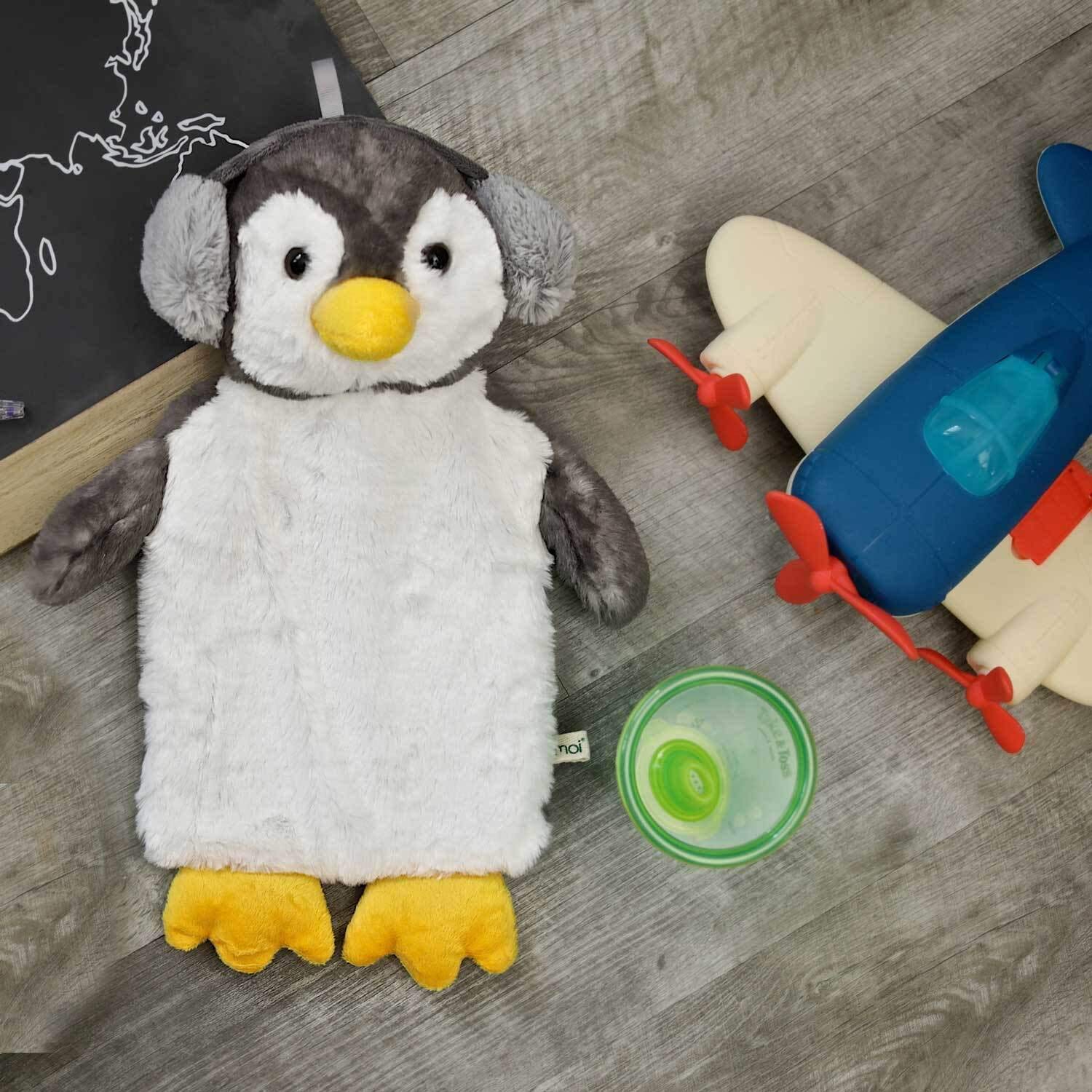 Premium Kinder Wärmflasche 1 Liter mit schönem weichem Kunstpelz Bezug, Bettflasche aus Naturgummi, Wärmekissen, verschiedene Modelle- TÜV Rheinland getestet (Pinguin)