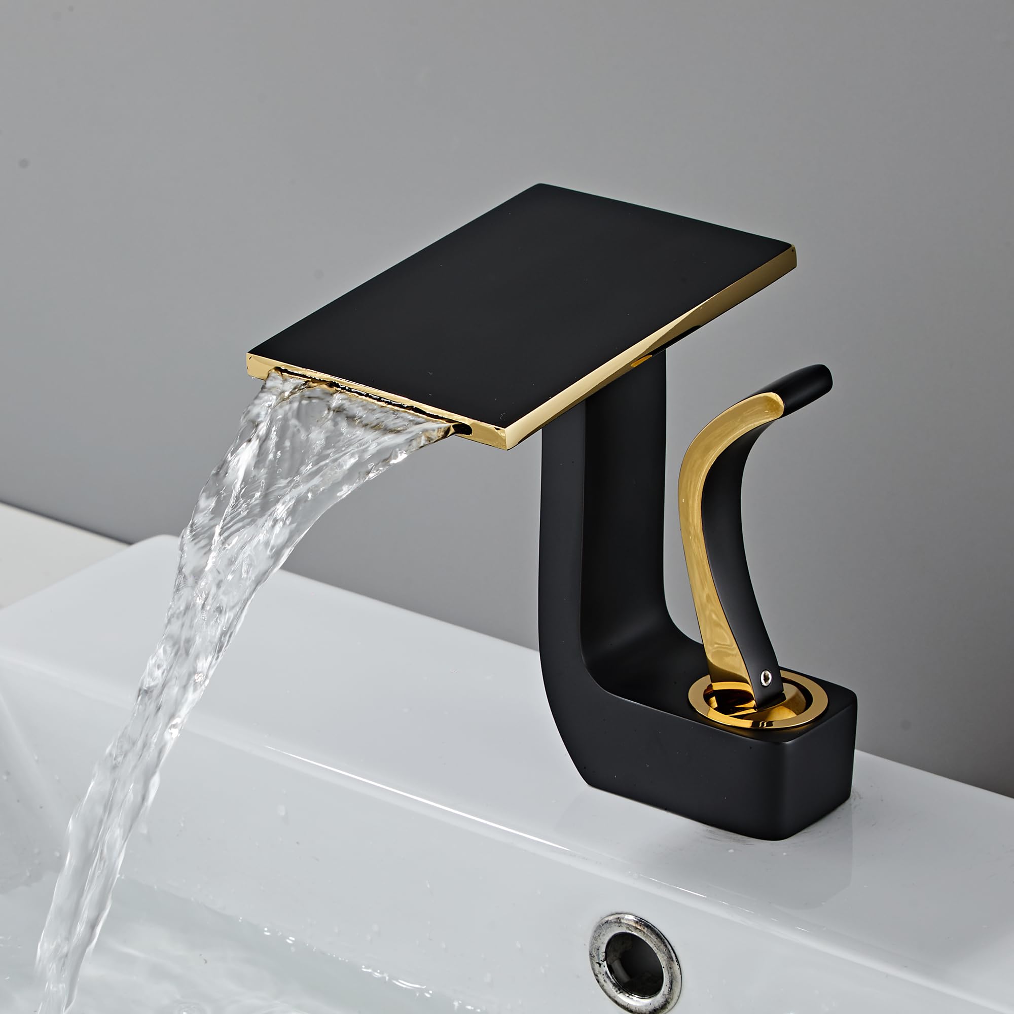 Robinet de salle de bain cascade pour rénover une vasque moderne