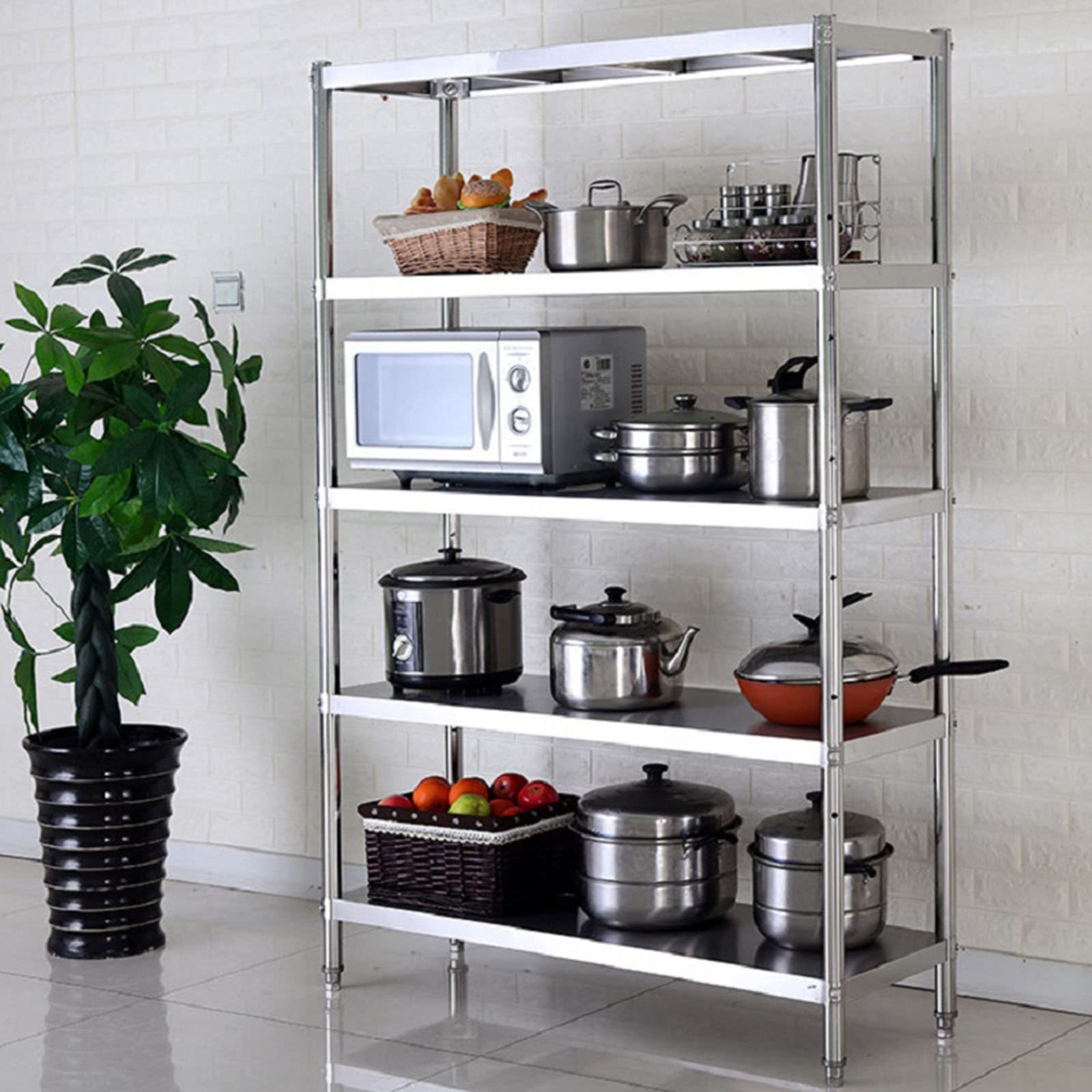 Four à micro-ondes et ustensiles de cuisine enfin ordonnés sur cette étagère de 120 cm