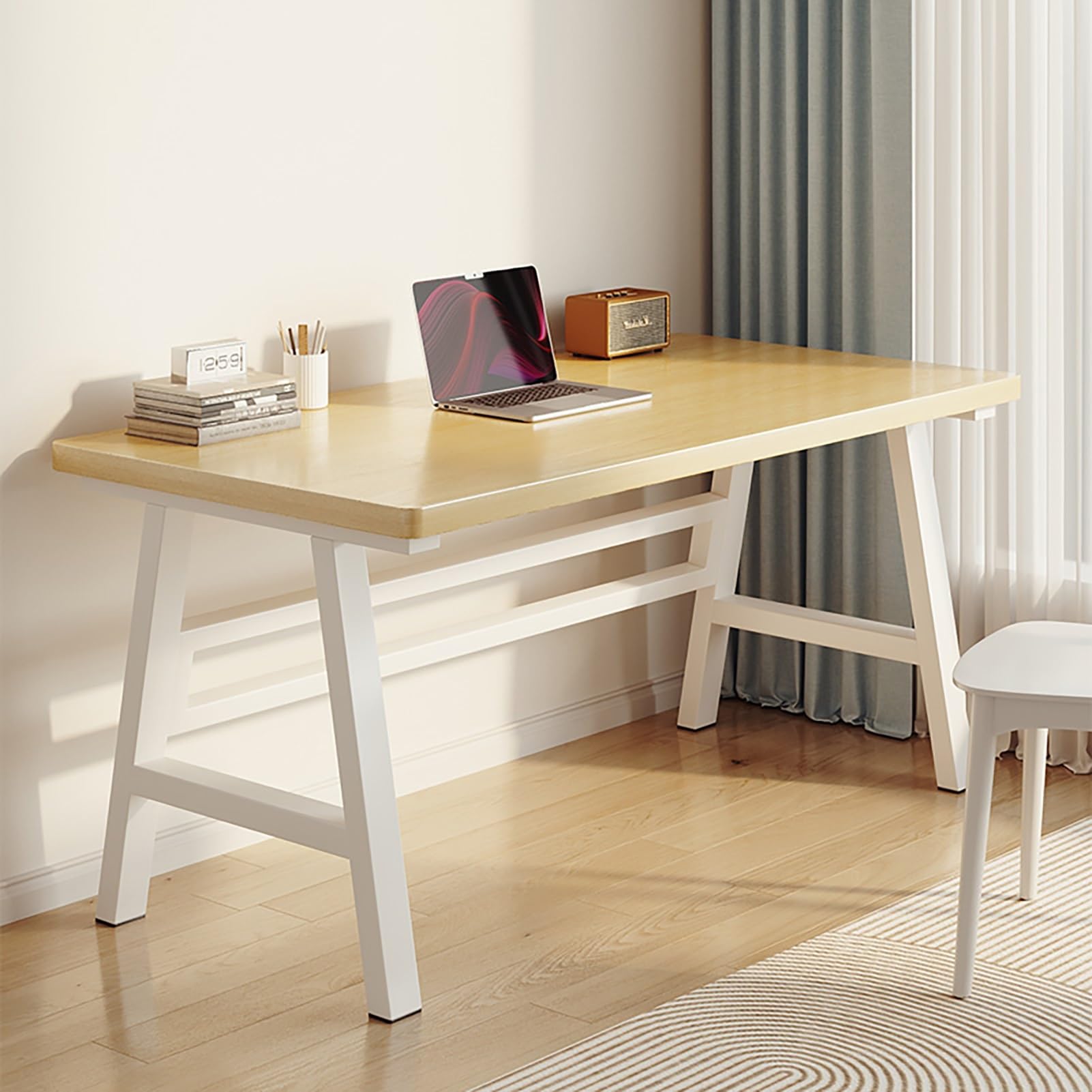Table d'étude simple pour chambre d'étudiant et coin bureau à domicile au style industriel épuré