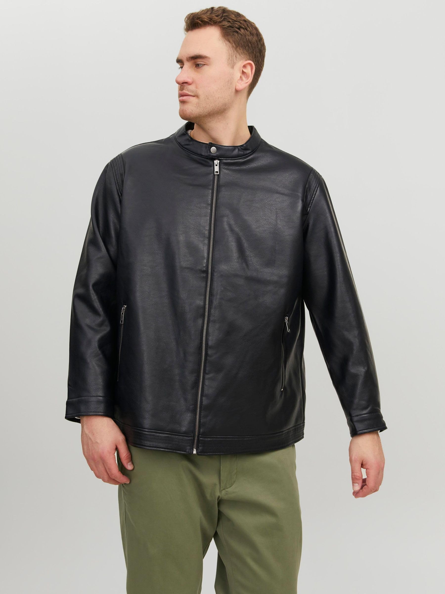 JACK & JONES Giacca in finta pelle con impunture sulle spalle con chiusura a zip sul davanti, collo alla coreana e tasche laterali con zip.