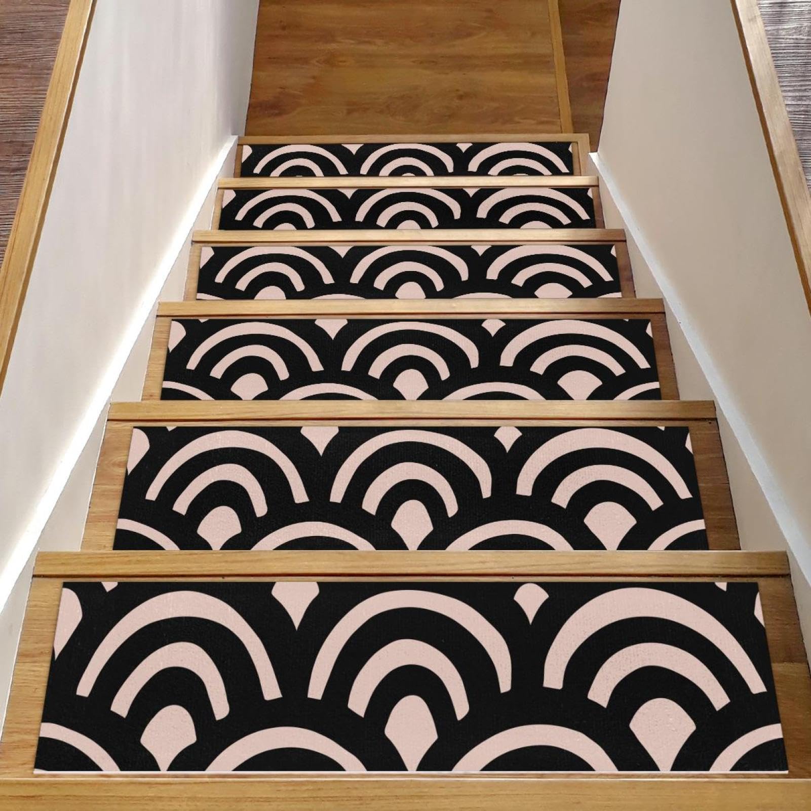 Tapis d'escalier géométriques pour marches en bois : protégez vos chiens et enfants