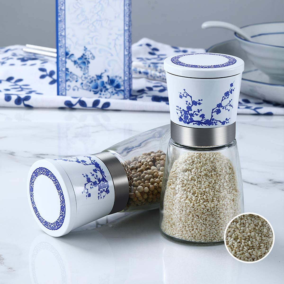 RWRAPS Set macina Sale e Pepe, Confezione da 2 Set macina Sale e Pepe in Porcellana Blu e Bianca e contenitori per Sale e Pepe in Vetro con grossolanità in Ceramica Regolabile per Cucinare