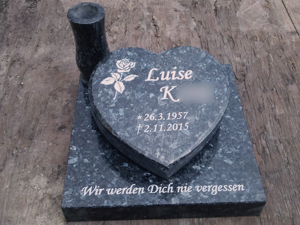 Piedra de tumba en forma de corazón en placa de granito Labrador Blue Pearl BP / Labrador Acier / Scandi Argent, incluye inscripción de nombre y apellido, así como fecha de nacimiento y muerte. Placa