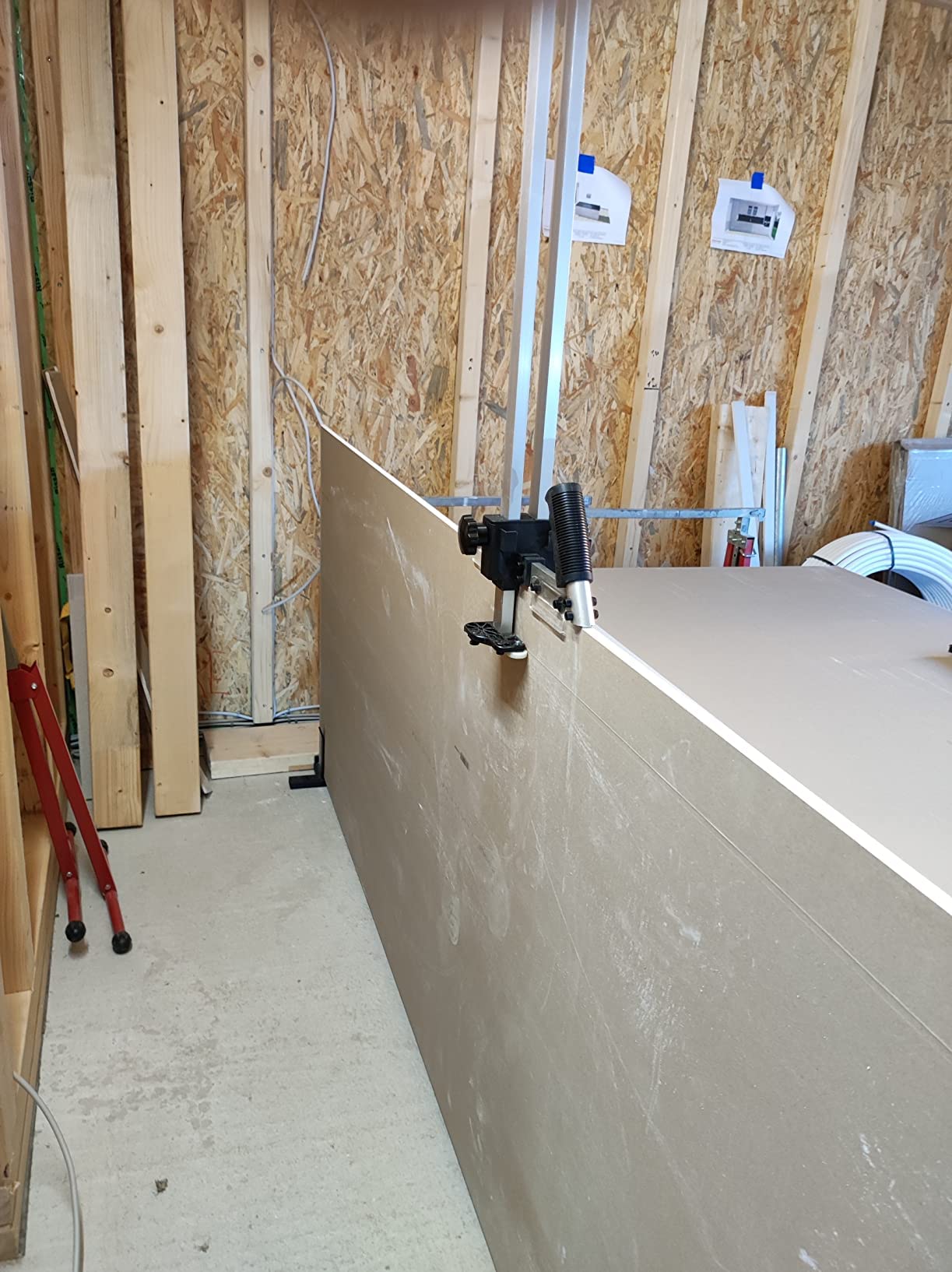 Taglierina per cartongesso con 2 piedistalli per sorreggere la lastra