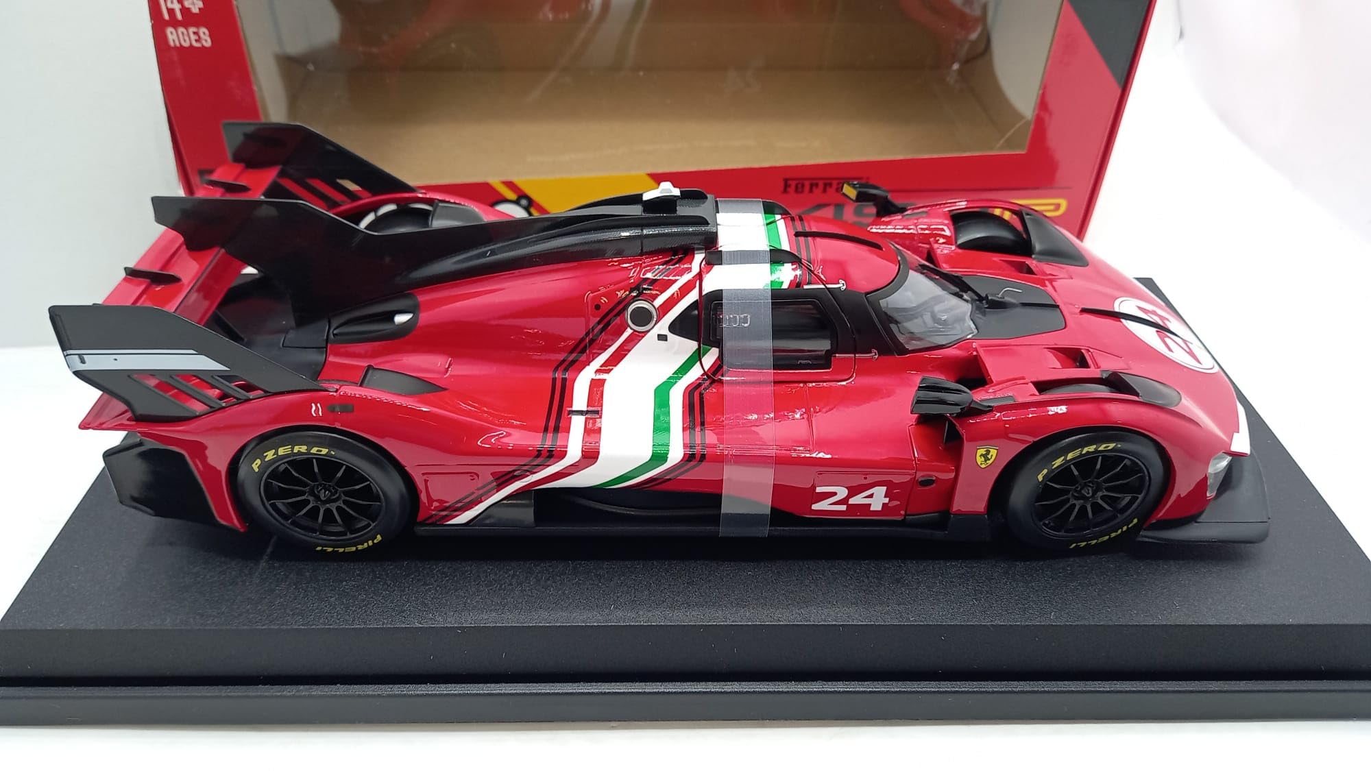 Bburago - Ferrari 499P Modificata - Metalowy model samochodu 1/18 - Oficjalny model Ferrari Racing - Otwierane drzwi i kaptur - Szczegółowe wnętrze - Edycja kolekcjonerska Ferrari