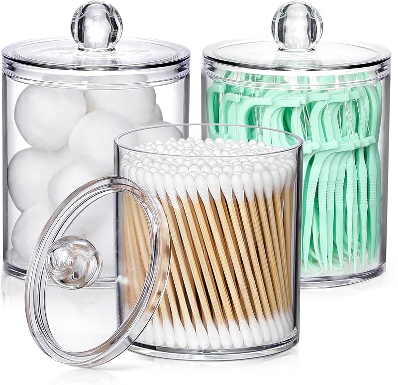 Paquete de 3 dispensadores de soporte Qtip acrílico para hisopos de algodón, bolas y púas de hilo dental | Grueso, muy transparente, con etiquetas: juego de tarros de boticario de bote pequeño, elementos esenciales de decoración del baño, organizador de almacenamiento de tocador de estante