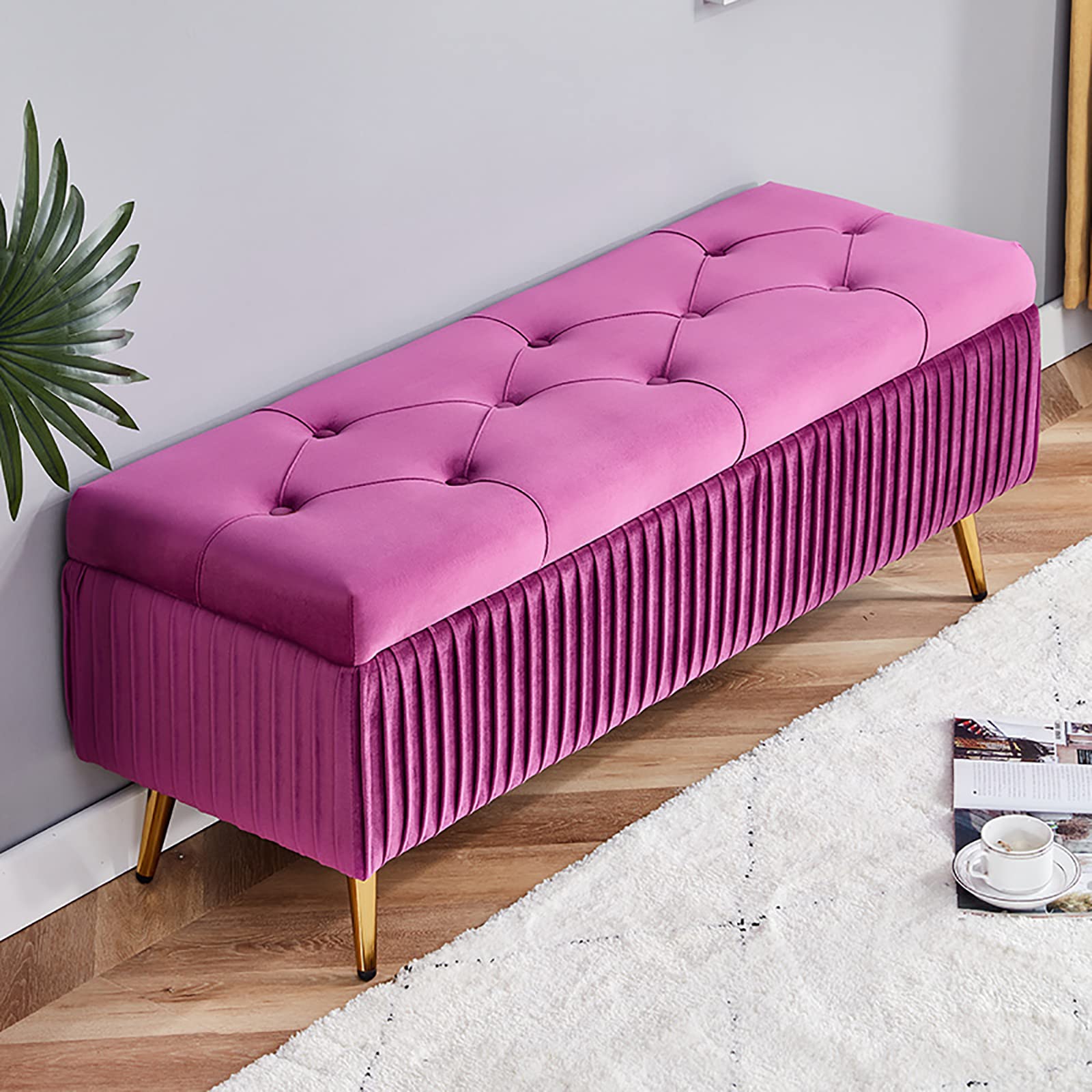 Banc de rangement en velours capitonné pour créer une entrée accueillante