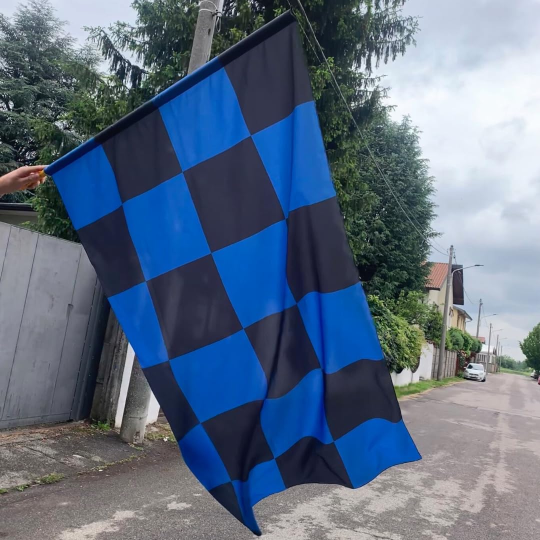 NARAMAKI® Bandiera Scacchi Neri E Azzurri 90x150cm - Made in Italy - Bandiera Int Scacchiera in Poliestere con Passante per Asta Nera ED Azzurra - Campinato di Calcio 2025