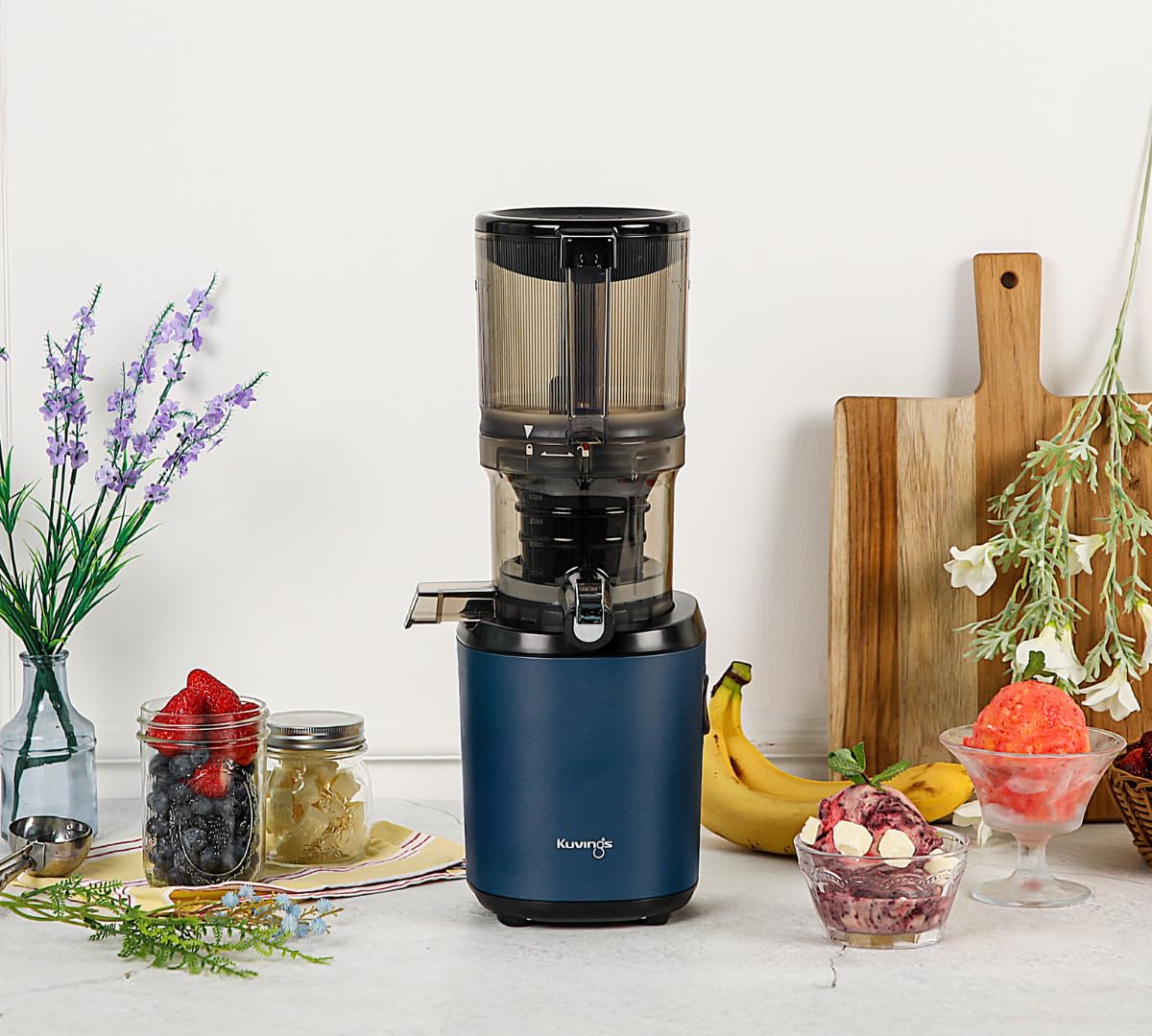 Kuvings | Extractor de jugo manos libres AUTO6 | Corte automático de frutas y verduras enteras | Cesta de 1,7 L | Limpieza fácil | Azul marino