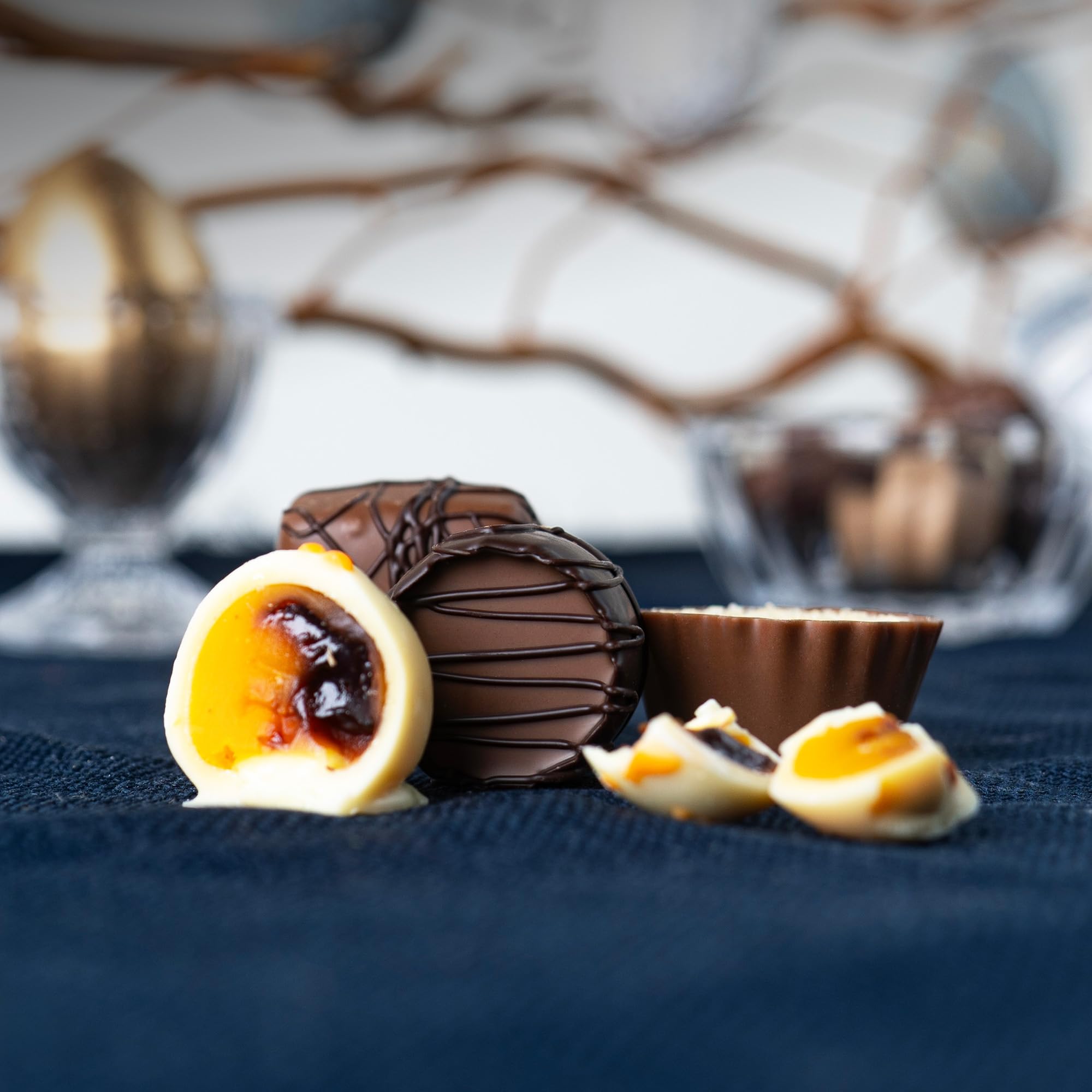 CHOCOLISSIMO - Czekoladki Wielkanocne w Pięknym Drewnianym Pudełku, 4 Ręcznie Robione Praliny, Wielkanocny Prezent dla Koneserów, Wielkanocne Czekoladowe Słodycze, Słodkie Prezenty