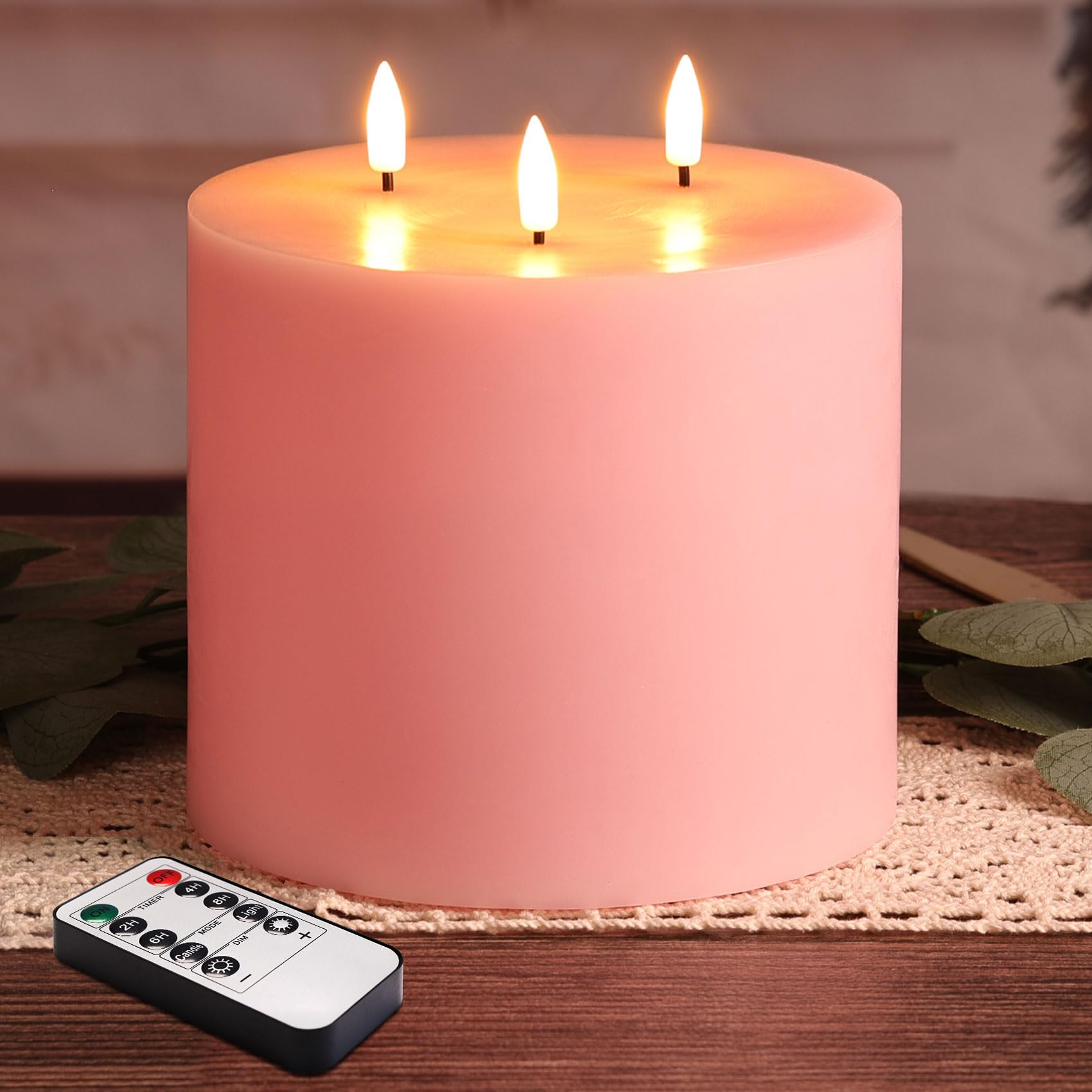 Flammenlose Stumpenkerze mit 3 Dochten und Fernbedienung, Rosa | 15,2 x 15,2 cm große flackernde LED-Kerze, 2 AA-Batterien betrieben, Echtwachs-Beschichtung, Heimdekoration, 1 Packung