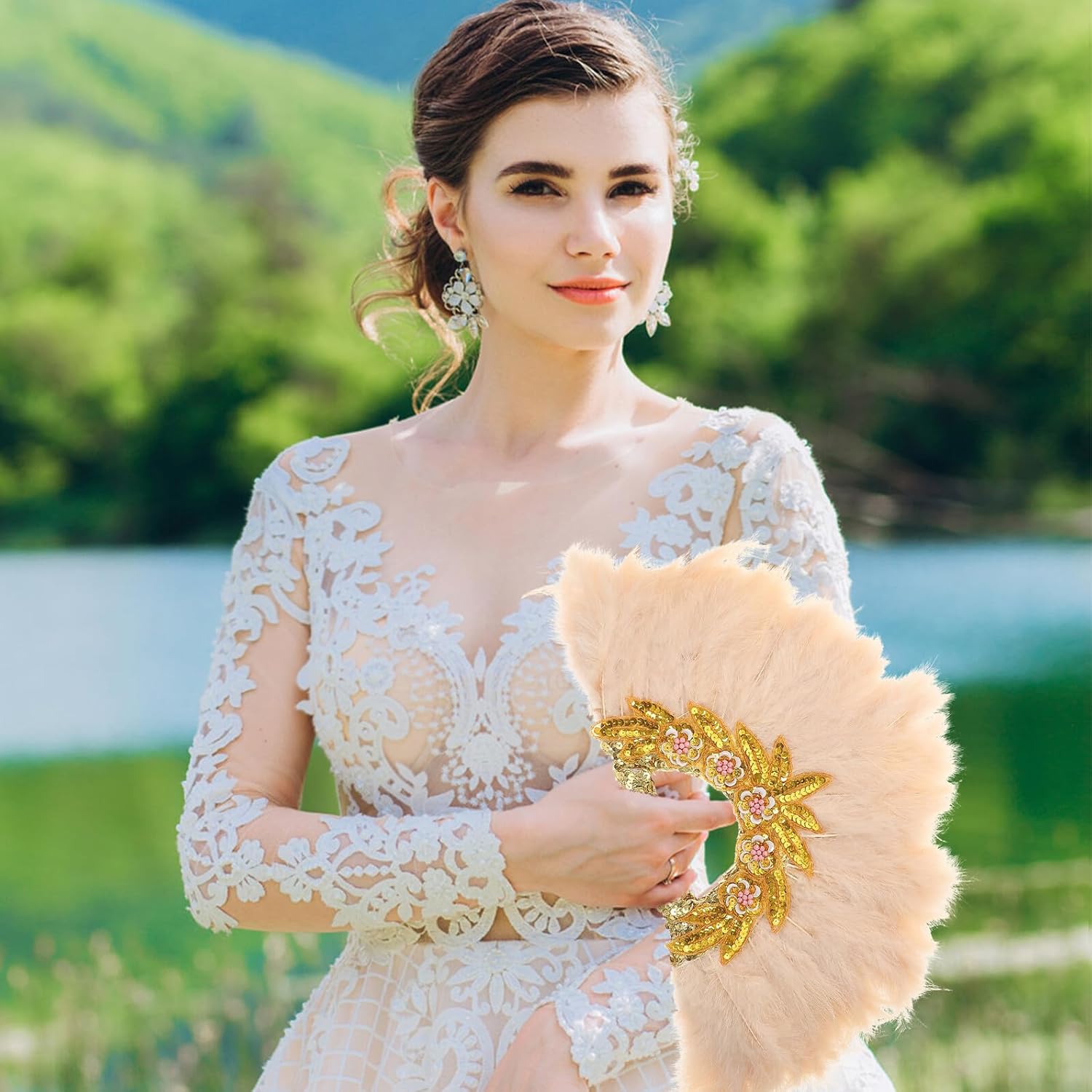 GALPADA Bride Handheld Plume Fan with Gold Lace Edge, Delicate Decorative Wedding Fan for Brides and Bridesmaids, Beige Plume Ornament for Bridal Ceremony and Party
