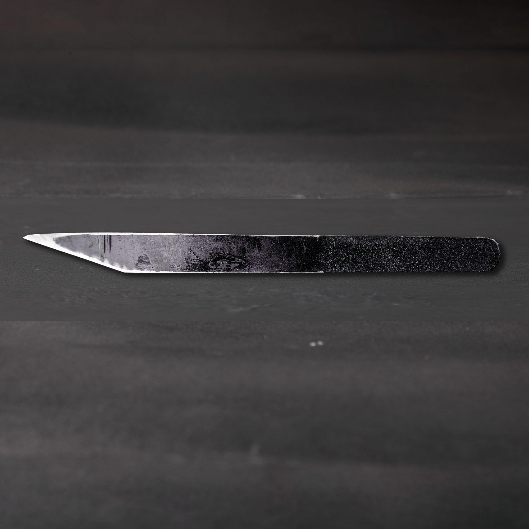 Cuchillo Wazakura Kiridashi - Cuchillo japonés para marcar y trabajar la madera para diestros | Hoja de acero al carbono afilada como una navaja, forjada a mano y fabricada en Japón (15mm)