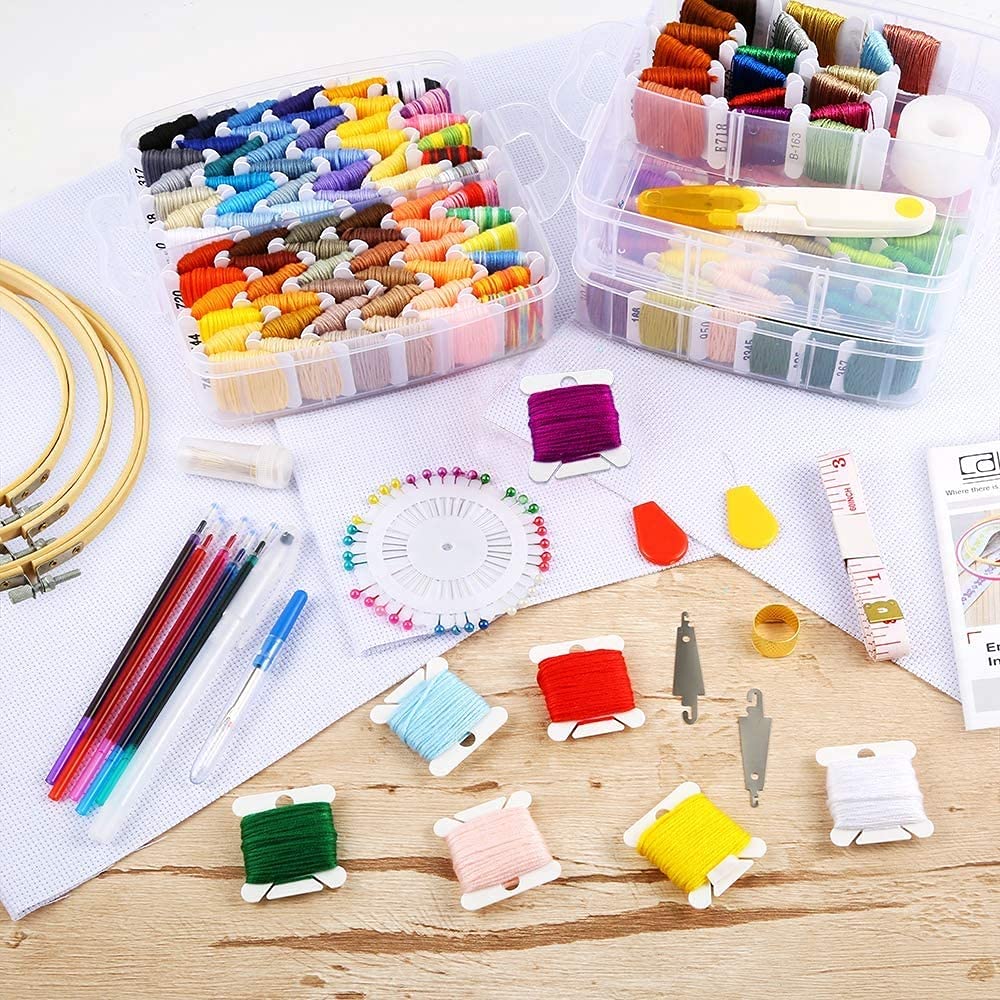 Kit de 254 Piezas de Hilo de Bordar, Hilo de Punto de Cruz, Tijeras, Agujas y Accesorios de Costura para Regalo de mamá.