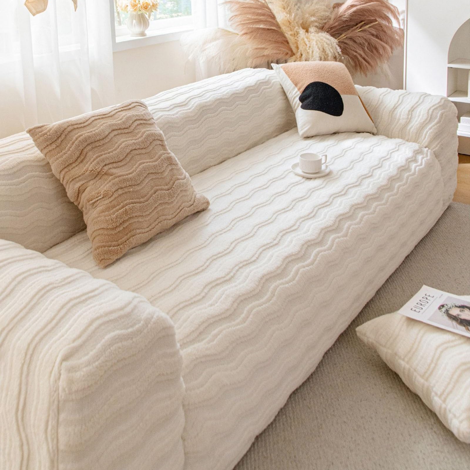 Housse de canapé extensible pour un salon moderne et lumineux en famille