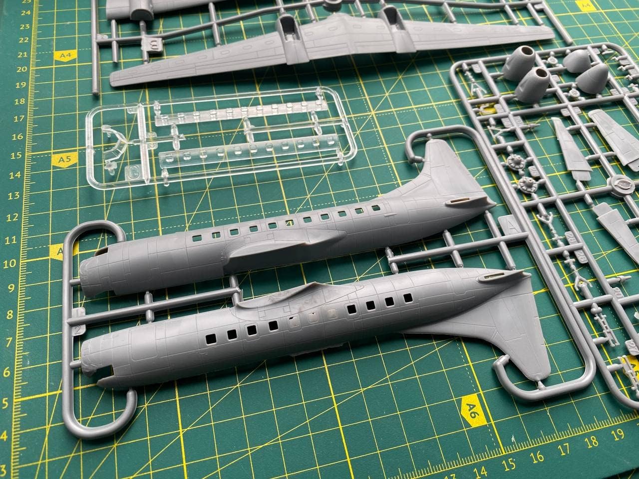 Roden 334-1/144 - Сonvair CV-340 Hawaiian Airlines Aircraft kit