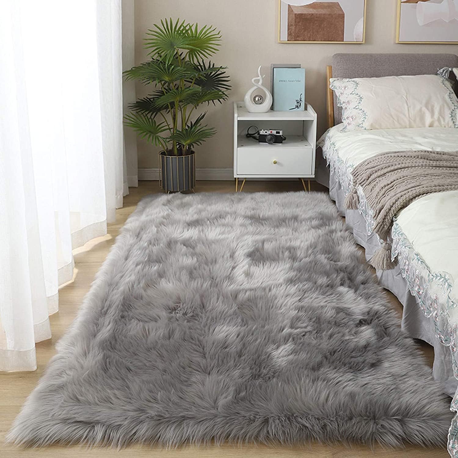 YIHAIC Faux Sheepskin Rug Faux Fur Rug Fluffy and Soft Faux Sheepskin Area Rug for Bedroom