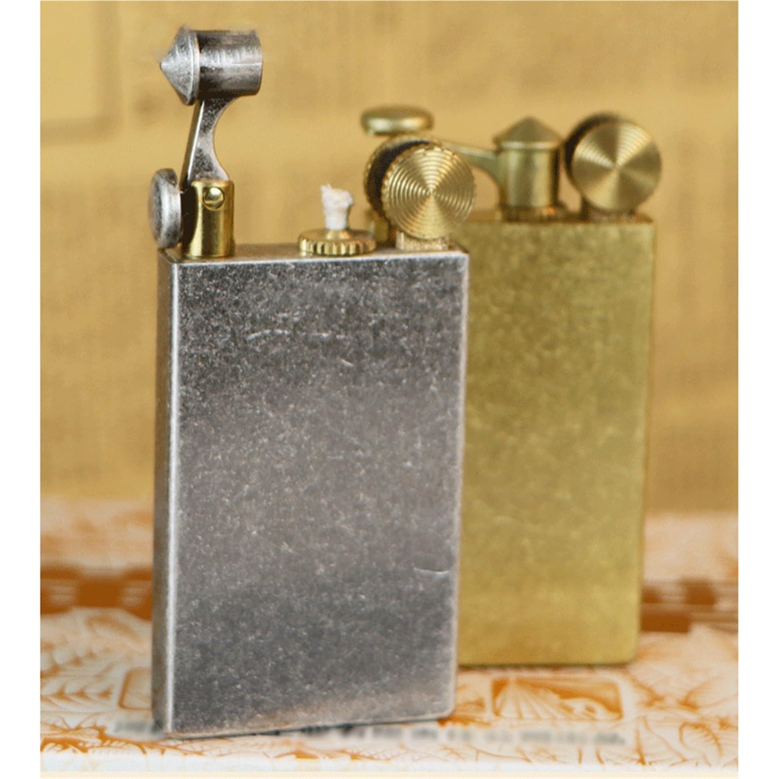 Accendino a Cherosene Vintage in Ottone Ultra Sottile, Accendino con Braccio di Sollevamento, accensione a Mola, Riutilizzabile, Adatto for Collezione/Regalo (Cherosene Non Incluso)(Silver)