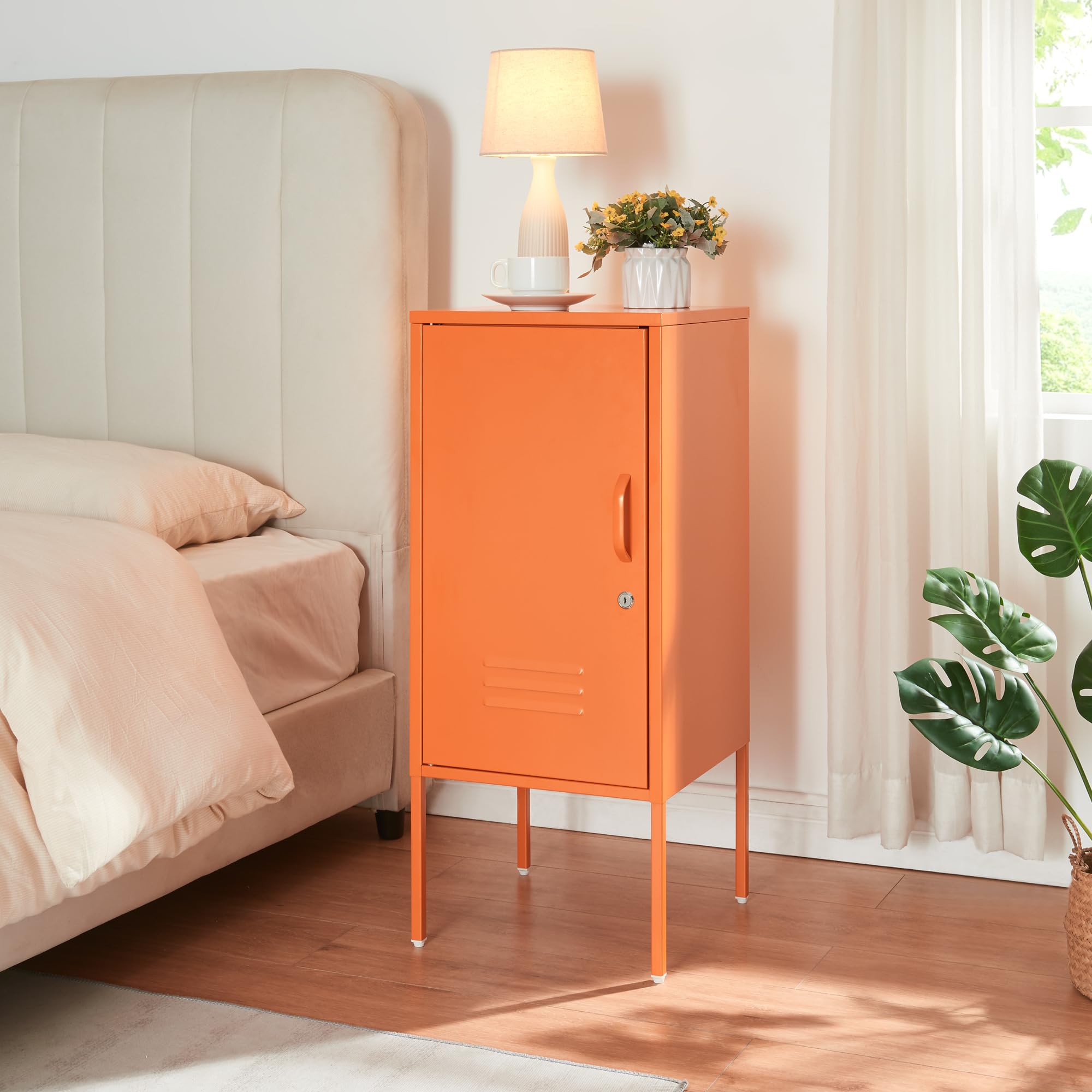 [en.casa] Mesita de Noche Hausjärvi con Cerradura Mesa de Noche con Tirador Mesa Auxiliar con Estante Interior para Oficina Sala con 2 Llaves Ventilación Óptima Acero 82 x 35 x 35 cm - Naranja