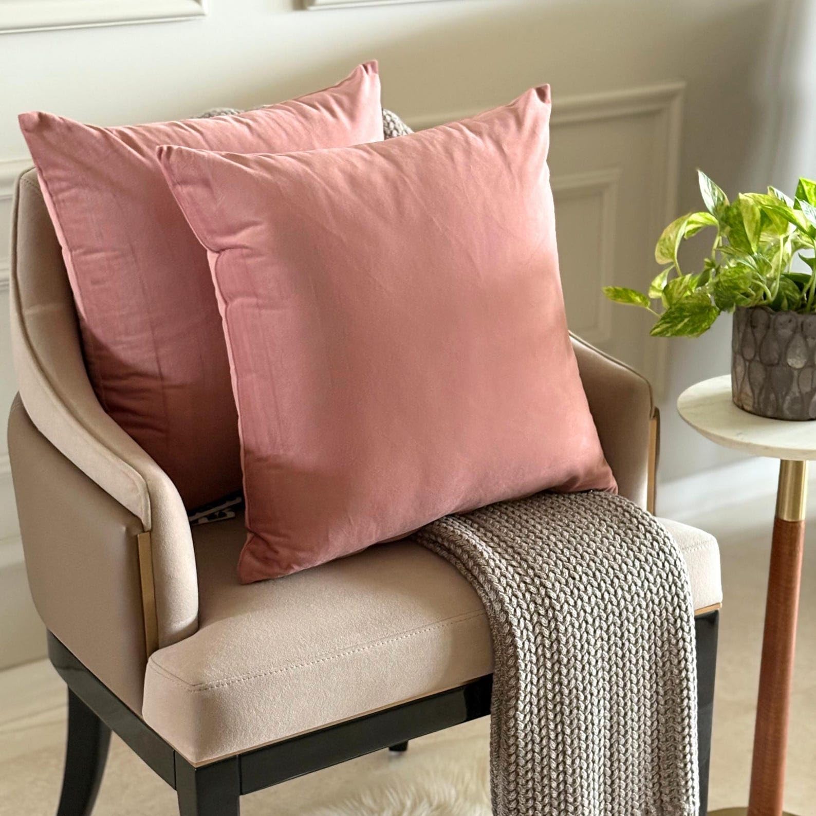 The HomeCentric Rose Blush Luxe Housses de Coussin 60x60 cm | Paquet de 2 Moderne Velours Housse de Coussin | Couleur Unie Taies d'oreiller pour canapé, Chambre et Salon - Blush Pink Velvet