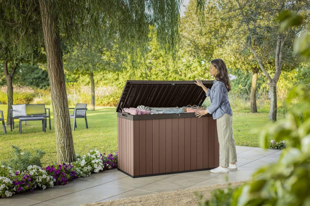 Keter Darwin Gartenbox 662L Braun – Wetterfeste Outdoor Aufbewahrungsbox in Holzoptik, abschließbarer Deckel mit Hydrauliksystem, UV-geschützt, wartungsfrei, Sitzgelegenheit für 2 Personen