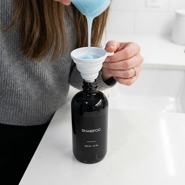 Dispenser per Shampoo e Balsamo Set 3 Pezzi - Flaconi Doccia PET Ricaricabili da 600ml con Pompa in Plastica di Bambù, Vassoio in Bambù, Imbuto ed Etichette, Dispenser per Gel Doccia per Doccia (Nero) - 5