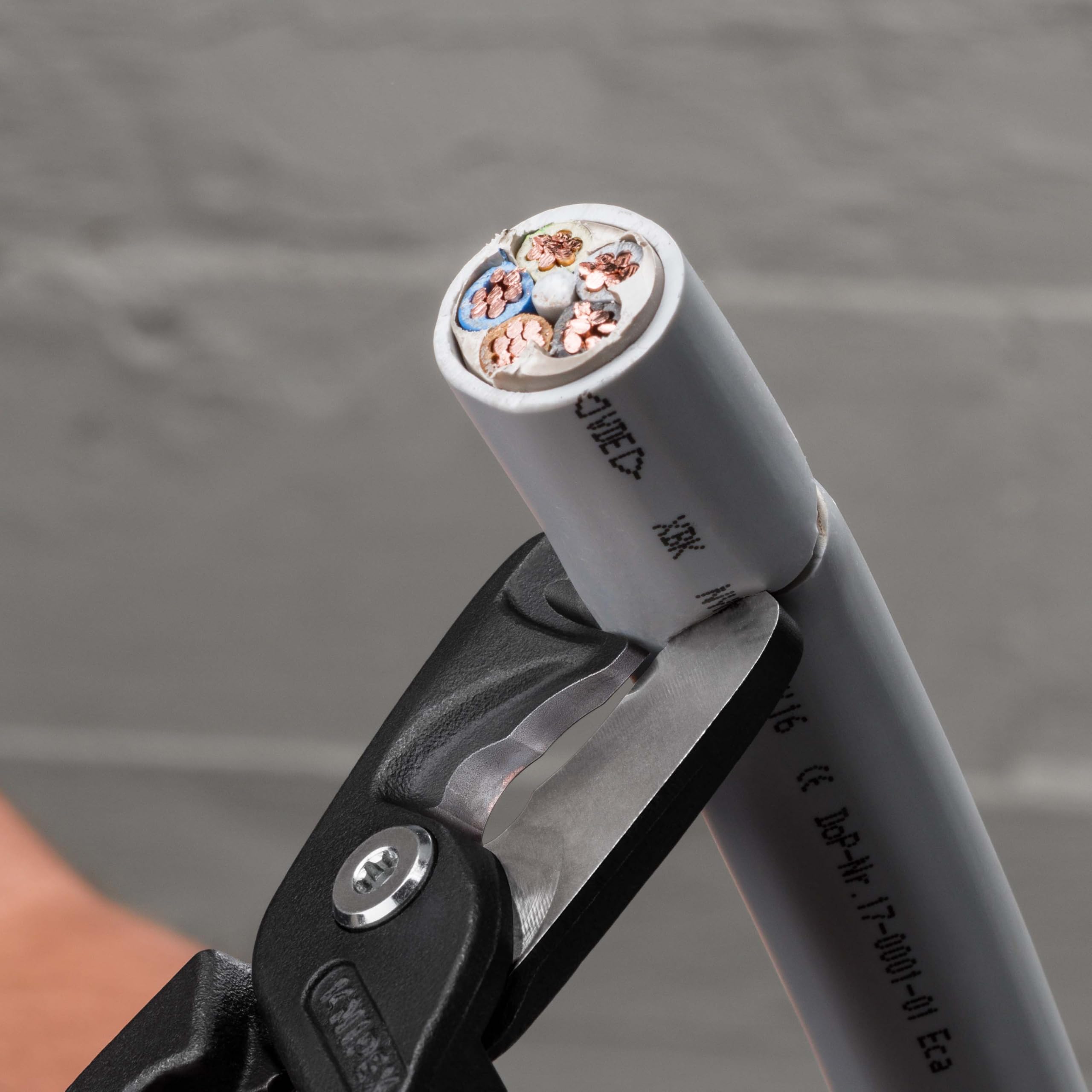 Knipex StepCut XL Coupe-câbles avec coupe par étapes poignée isolante bi-matière, certifiée VDE 225 mm, 95 18 225