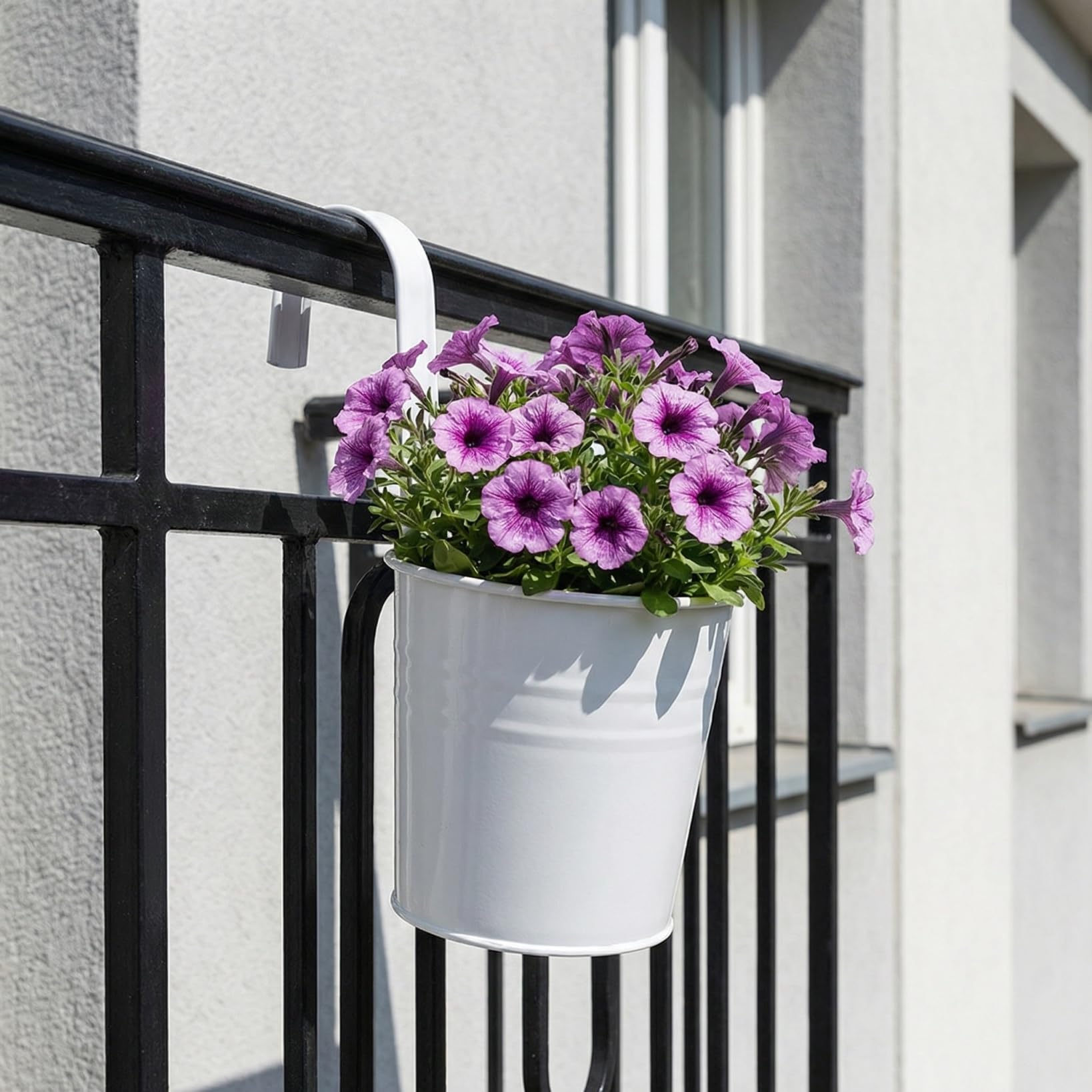 Cabilock Hängetöpfe Balkon mit Haken Drainageloch, Kleiner Blumentopf Hängend aus Metall, Pflanztopf Blumentopf zum Aufhängen Vintage für Garten Balkon Terrasse Wohndekor, 4 Stück/Weiß Garten