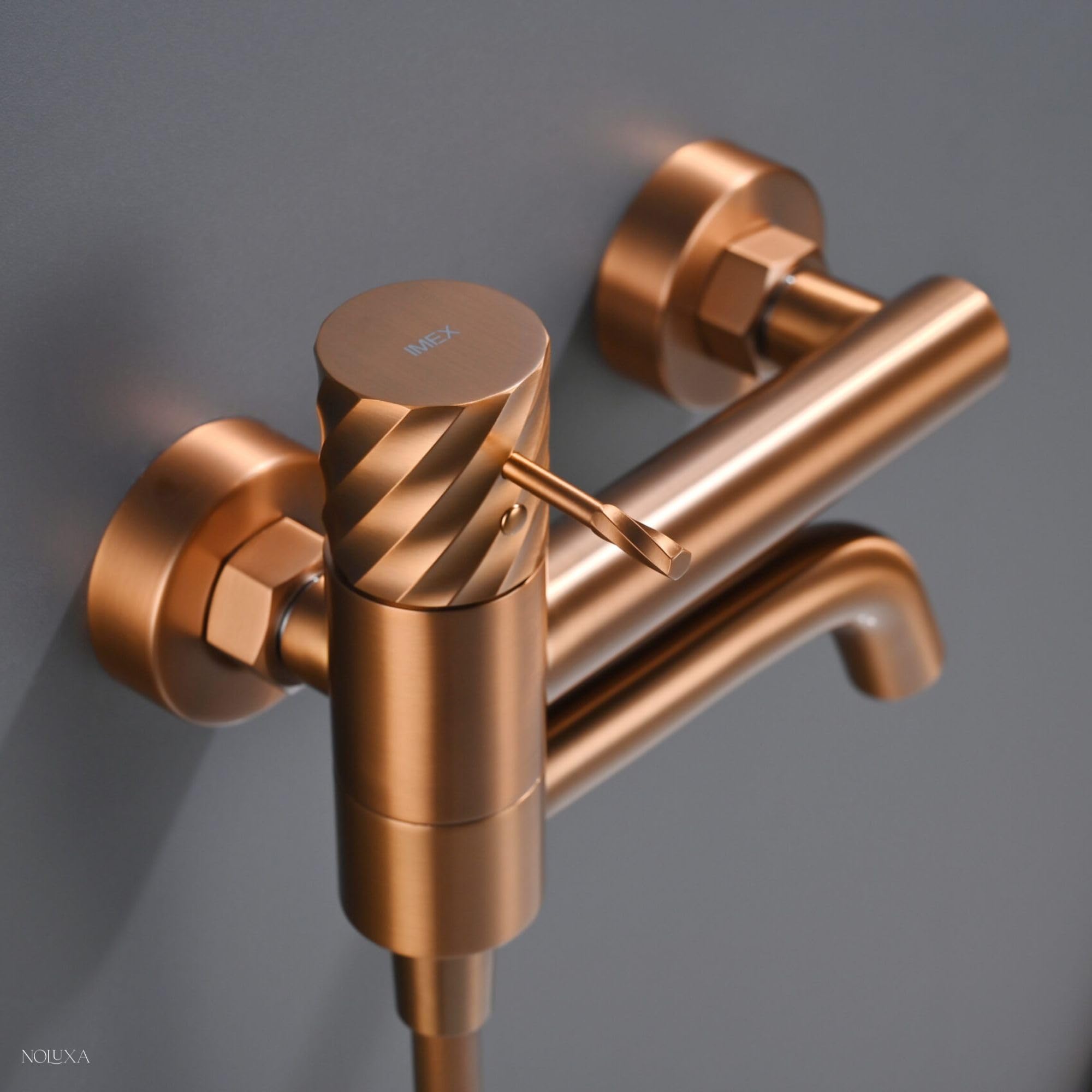 IMEX - Grifo Monomando Bañera y Ducha Oro Rosa | Grifo Mezclador de Pared con Soporte Alcachofa de Ducha y Manguera | Grifería en Latón y Acero Inoxidable S.304 | Serie Bless | Color Cobre