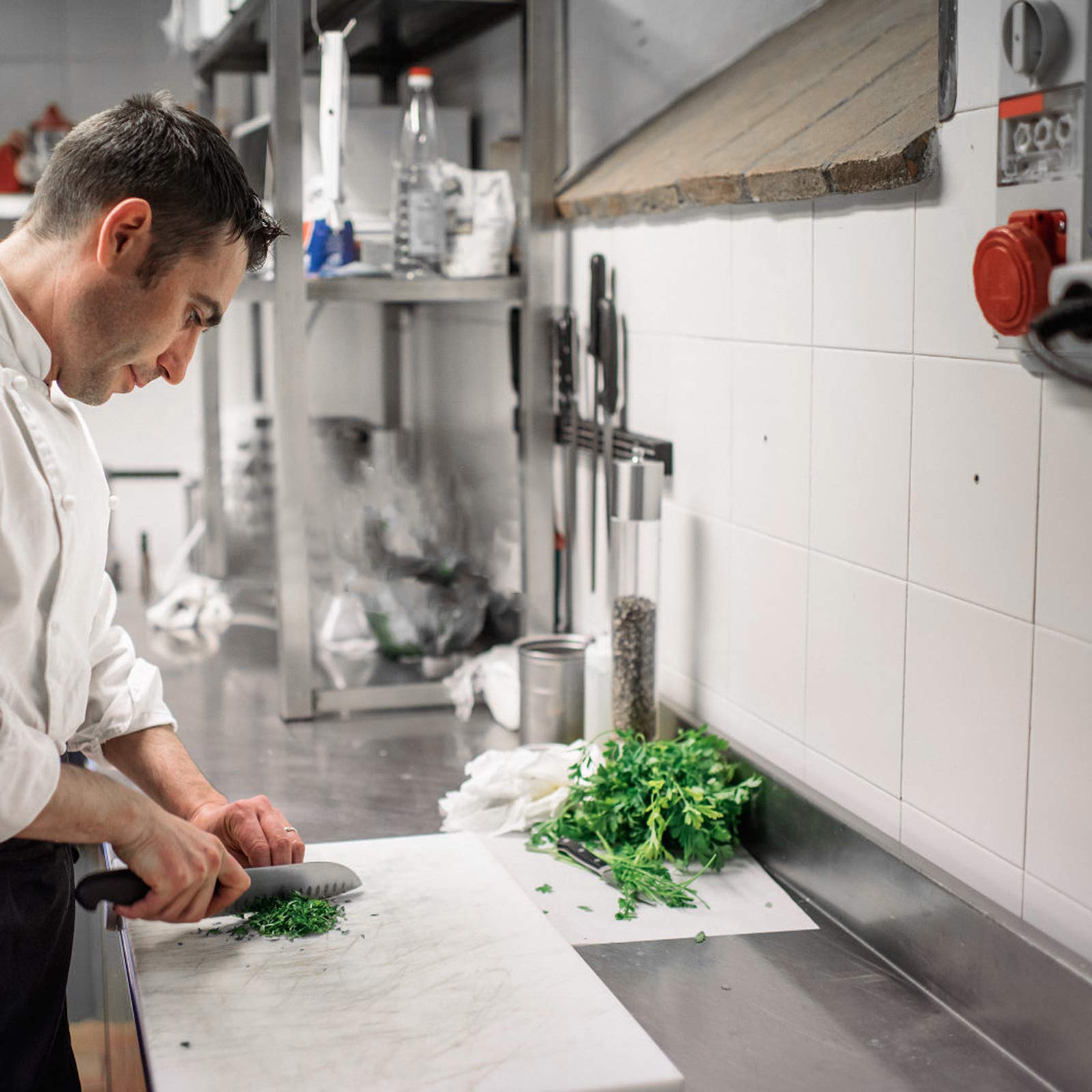 SAILUN Tavolo da Cucina da Lavoro Piano in Acciaio Inox con Alzatina Lastra per Cucina Professionale Catering(LxPxA: 120x60x85cm)