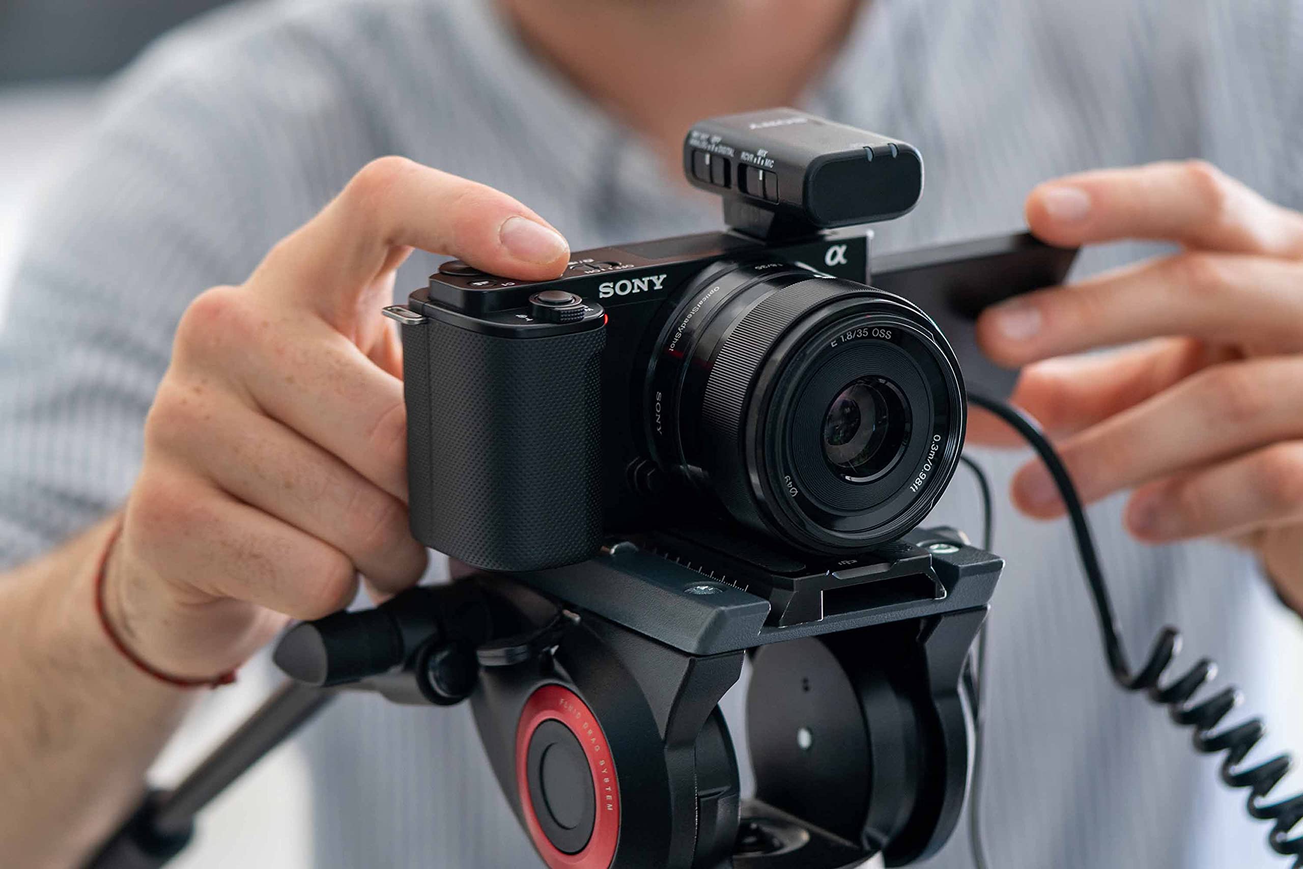 Sony ZV-E10 Systemkamera mit 16–50mm Objektiv (APS-C) – 4K-Video, schwenkbares Display, Echtzeit-Augen-Autofokus, leicht & ideal für Vlogger & Einsteiger