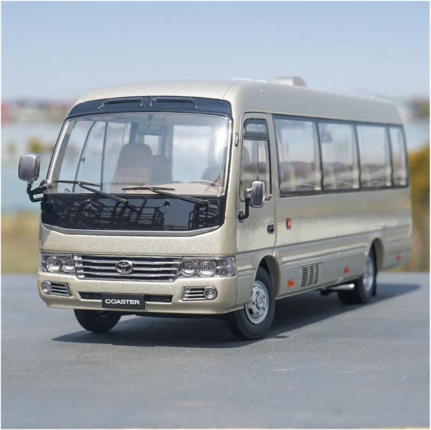 1 24 for Toyota Coaster Bus Alloy Car Model Sound and Light Pull Back Car Enthusiasts Collectibles Birthday Gift Simulation Vehicle Playset(White)