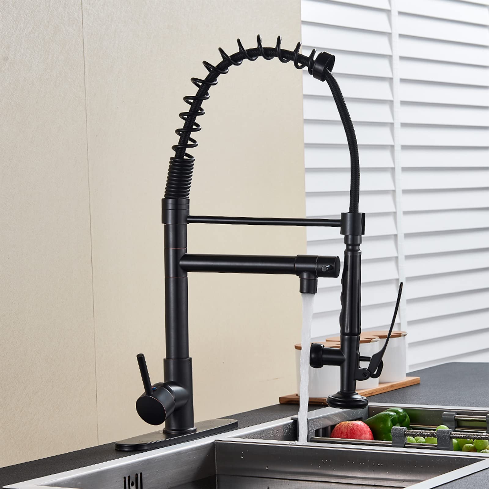Robinet de cuisine noir de style commercial avec jet rétractable