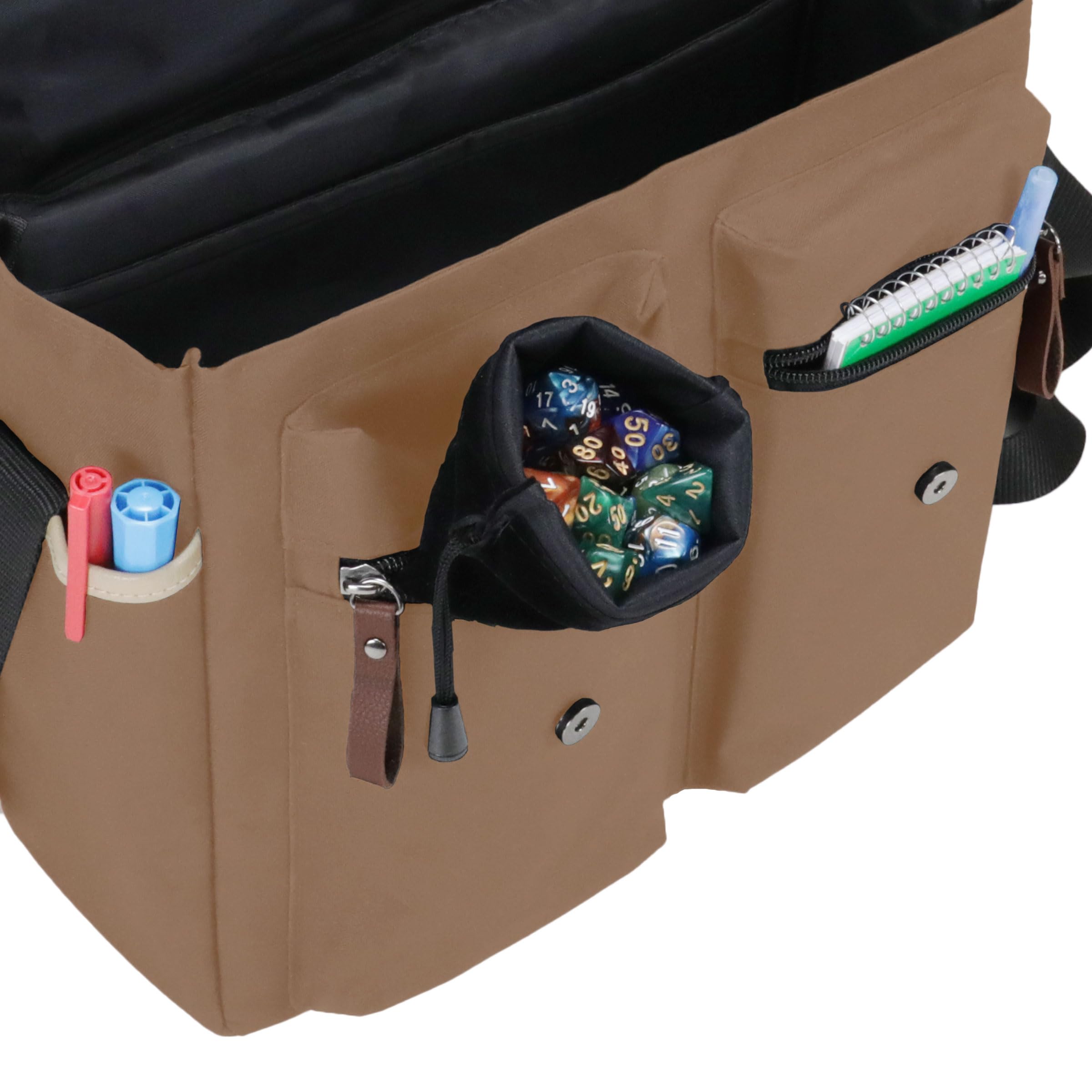 ENHANCE Sac DND Édition Designer - Sac Messager Élégant pour Joueur de RPG Donjons et Dragons, Compatible avec Manuel, Classeurs, dés et Accessoires, avec Housse et Poches pour Tablette (Tanné)