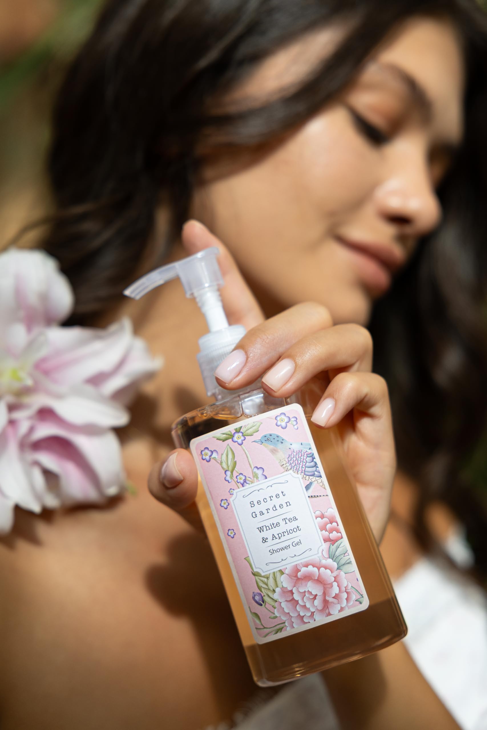 Accentra Set regalo SECRET GARDEN, set bagno donna con 240 ml gel doccia e 240 ml bagnoschiuma, cofanetto regalo bagno donna in scatola di legno bianca con manico, idea regalo cura corpo per lei