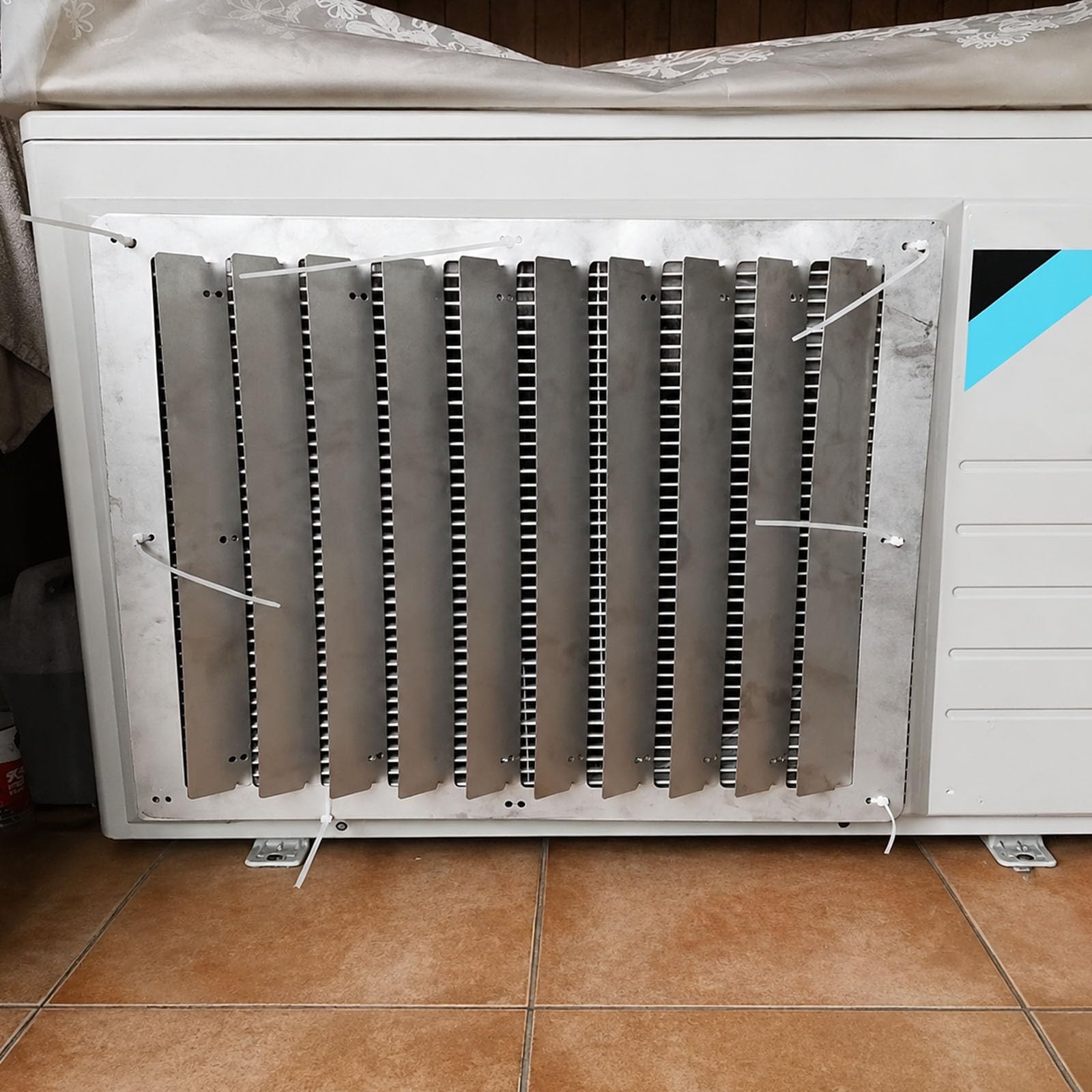 Deflettore Quadrato per Unità Esterna Condizionatore Copertura Frangivento In Acciaio Inox Diametro 43–63 Cm Impedisce Il Flusso D'Aria Diretto Adatto Ad Ambienti Residenziali e C 48x48cm/18.9x18.9in