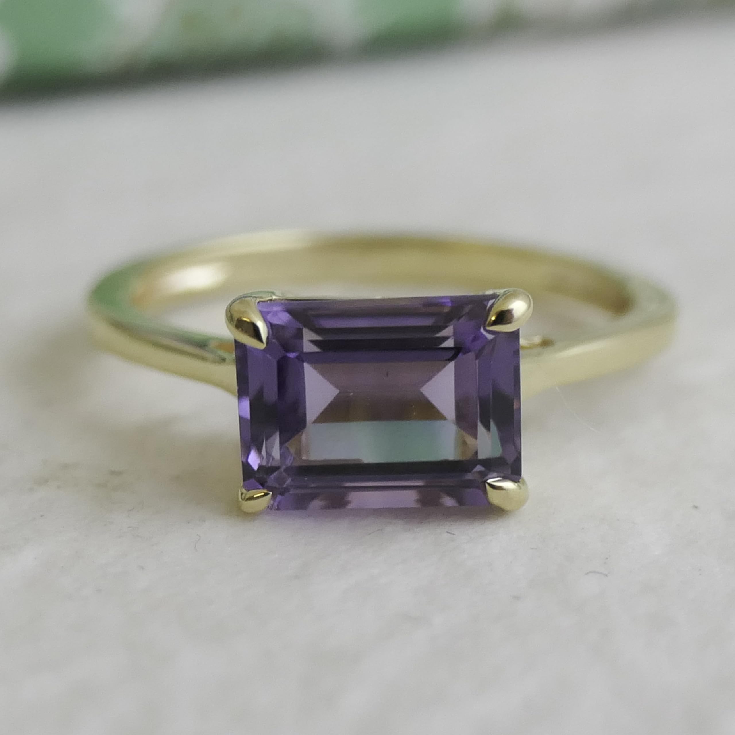 Anillo de plata de ley bañado en oro con amatista talla baguette