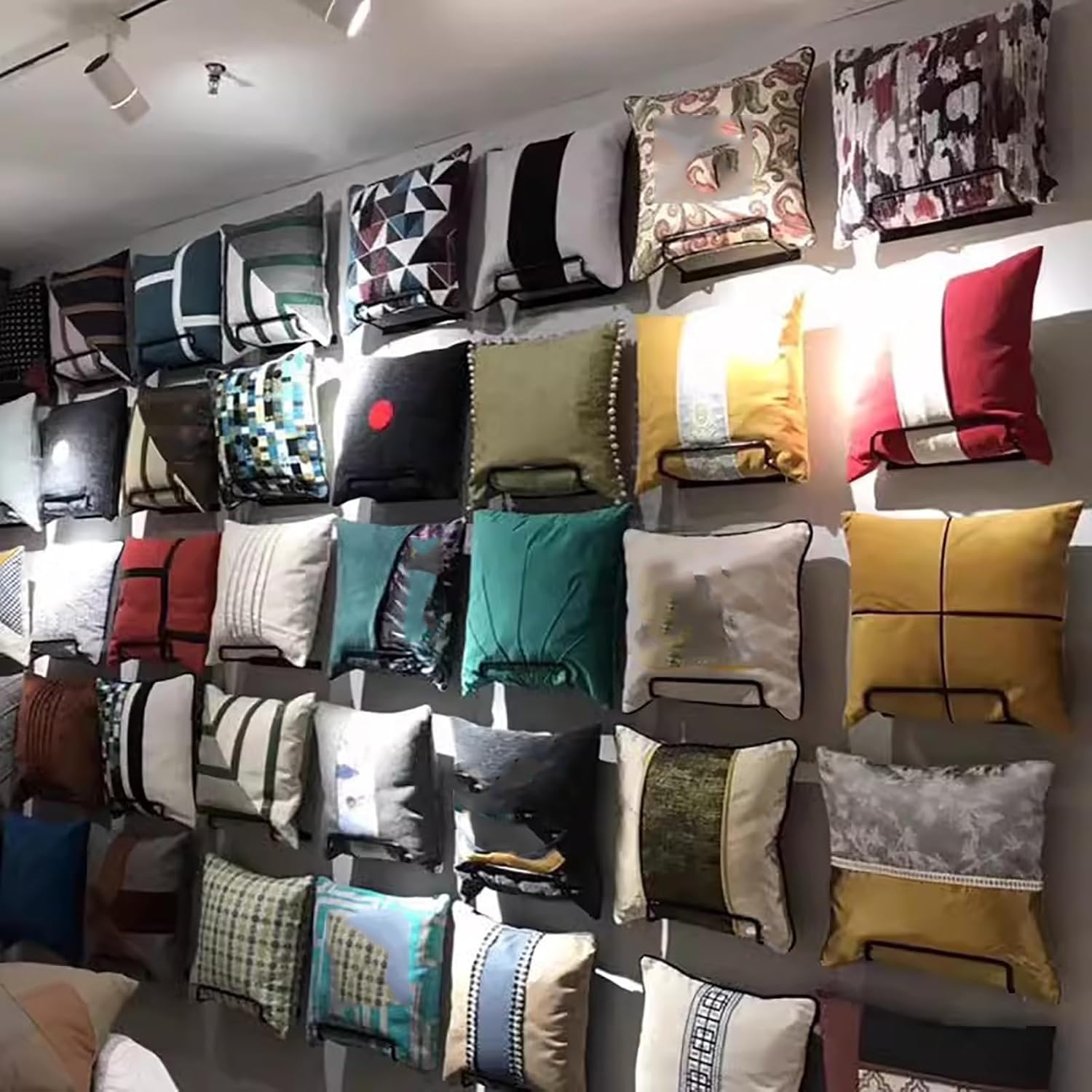 Naścienny żelazny stojak ekspozycyjny na 20 poduszek ozdobnych, stylowy organizer do przechowywania do domu i sprzedaży detalicznej, trwały stojak na rekwizyty tekstylne, czarne wykończenie