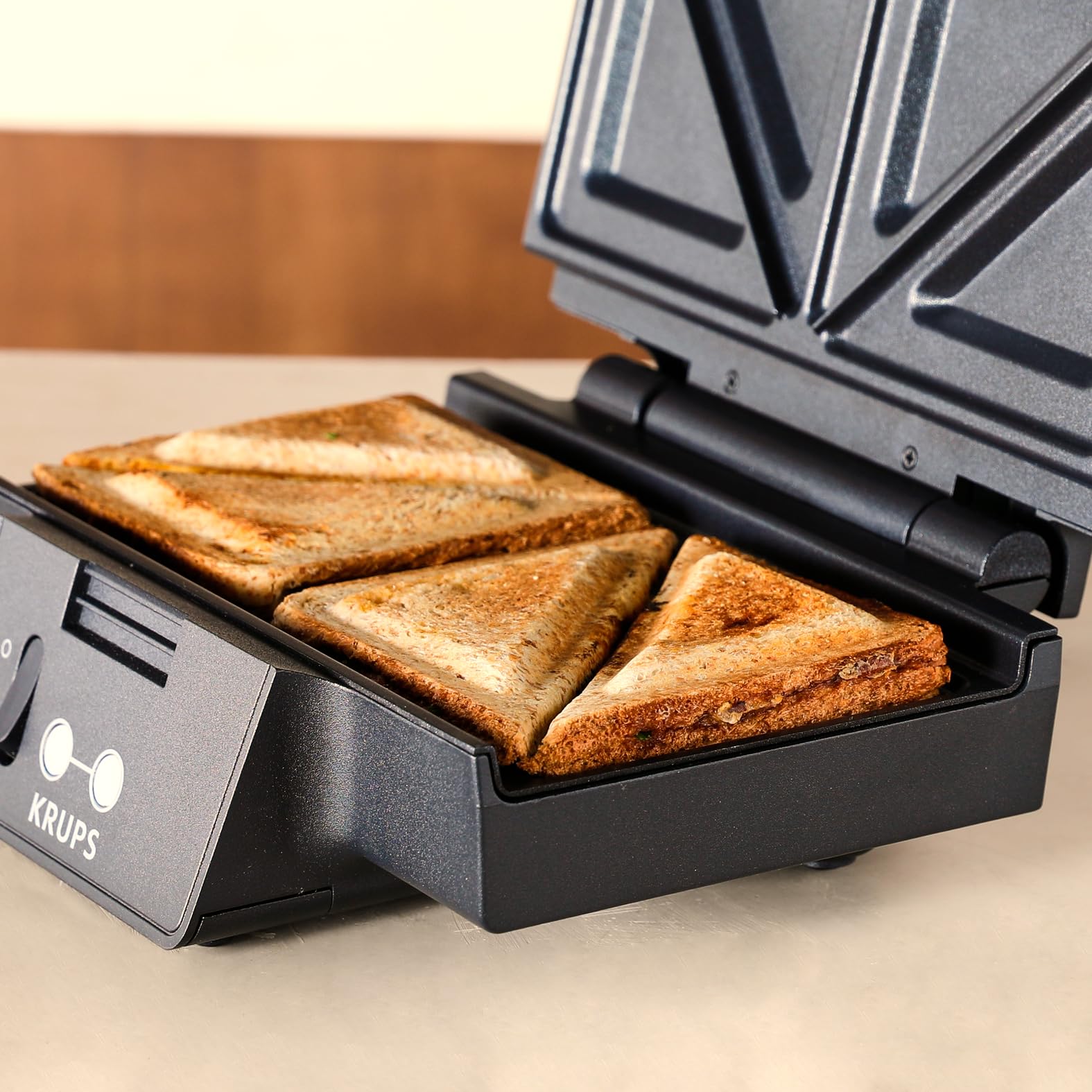 Krups FDK FDK461 - Sandwichmaker icónico de 850 W, placas antiadherentes con revestimiento de cerámica, diseño icónico, almacenamiento vertical, fácil de usar, negro, FDK461
