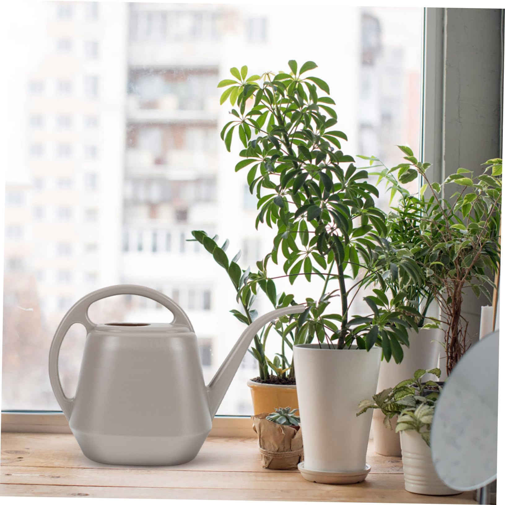 Regadera para Flores de Interior y Exterior Boquilla Larga, Capacidad 4l, Plástico Resistente Color Café para Riego de Plantas y Suculentas
