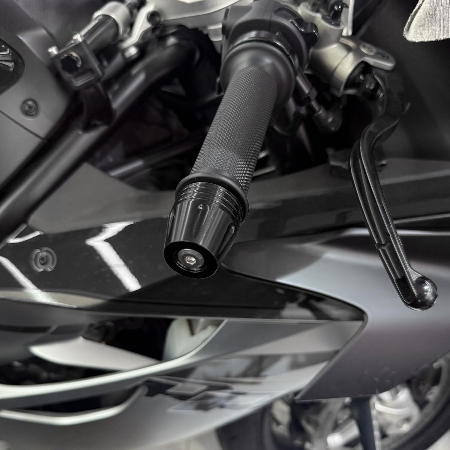 Moto Embout Guidon,Bouchon d'extrémité de guidon moto CNC en aluminium Pour Kawasaki, Yamaha, Honda, Suzuki, Aprilia, Ducati, CFMOTO et les motos avec un diamètre intérieur de 16-22 mm (noir)