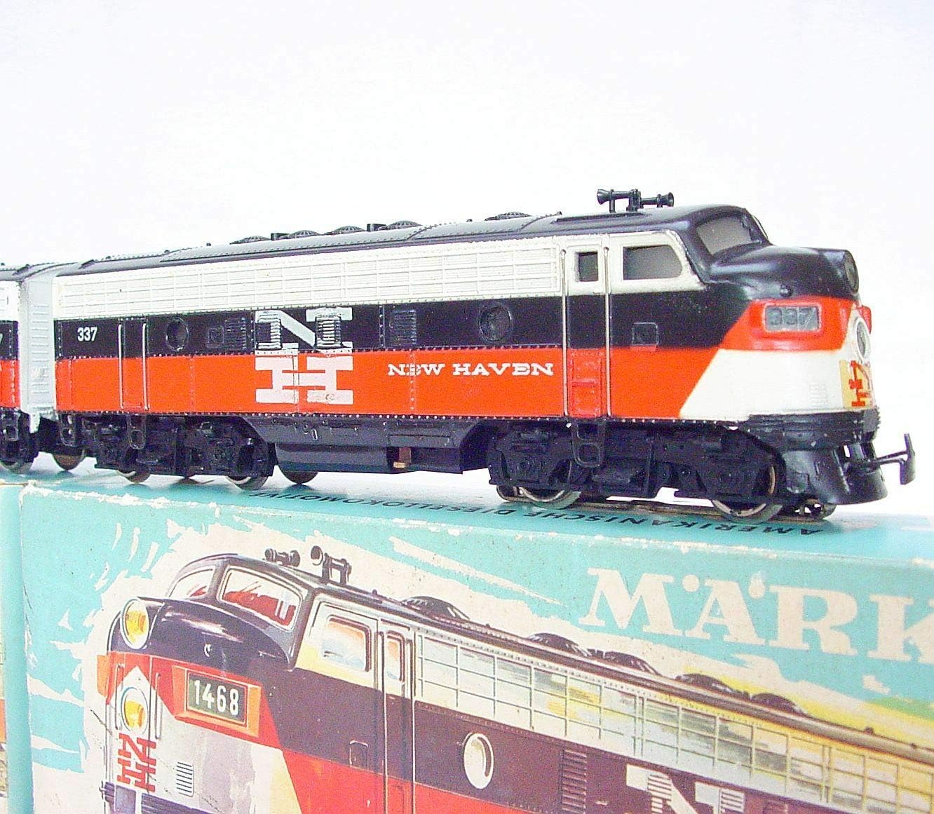 New Old Stock U.S.A. New Heaven All CAST Heavy Metal Diesel EMD-F7 Locomotive 3062.