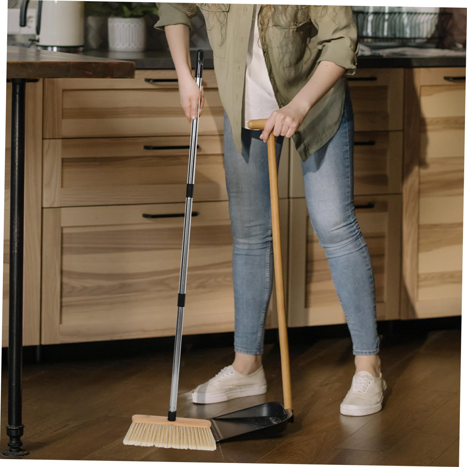 Scopa per Esterni in bambù e Acciaio Inossidabile con Setole Dure per Pulire Cortili Aree Verdi e Garage Manico Ergonomico in Legno