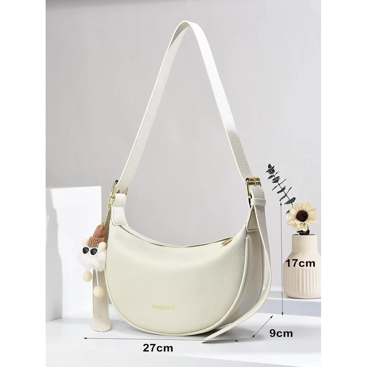 Bolsa Feminina em Couro Sintético Com Chaveiro Decorativo Incluso- Formato Meia-Lua Moderna para Ombro/Transversal, Estilo Baguete com Zíper Oculto em promoção! Veja a oferta e mais achadinhos de Bolsas 2 Hoje é o melhor dia para comprar Bolsa Feminina em Couro Sintético Com Chaveiro Decorativo Incluso- Formato Meia-Lua Moderna para Ombro/Transversal, Estilo Baguete com Zíper Oculto com aquele preço maroto! Promoção! Aproveite a oferta! 2