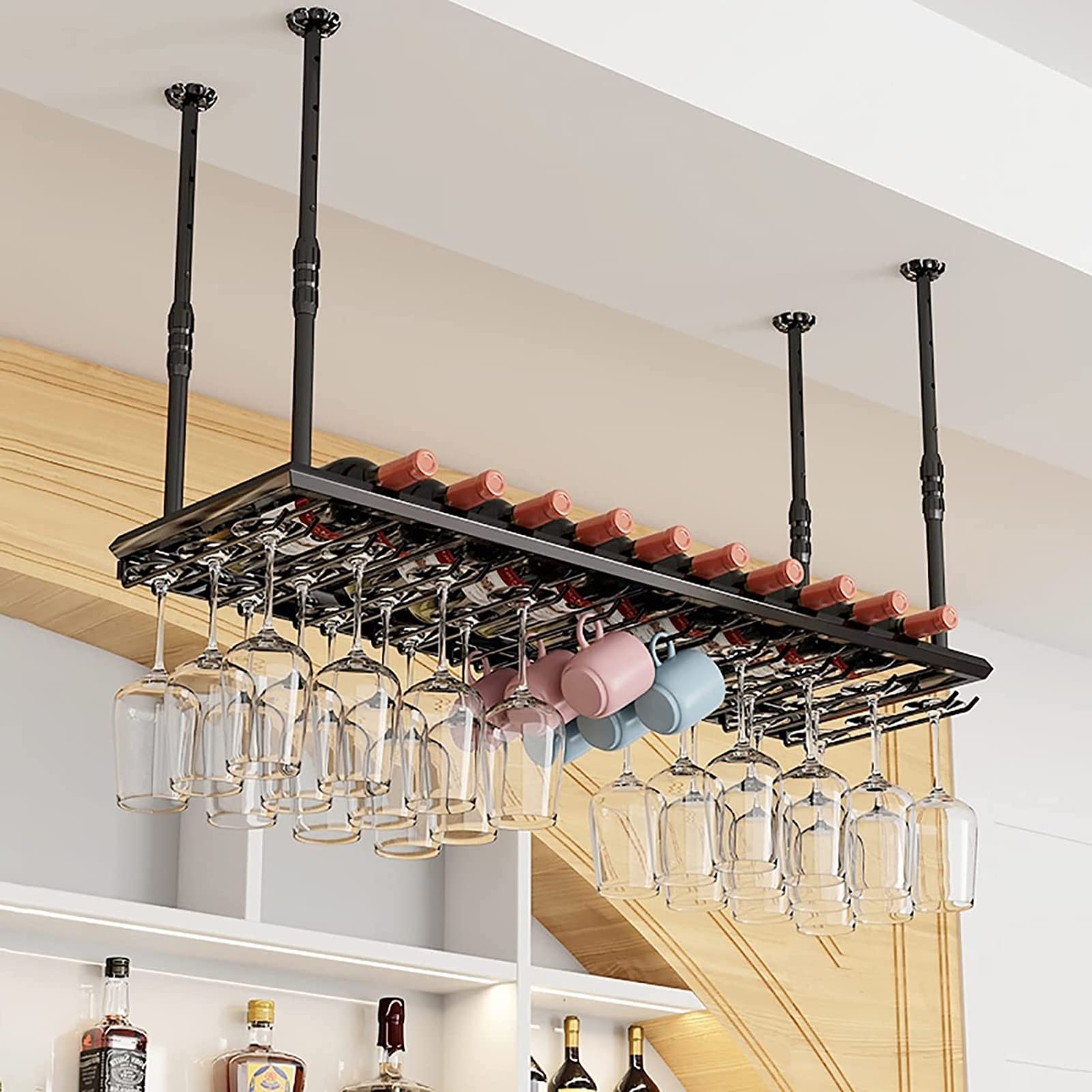 Casier à vin noir de plafond pour une ambiance bar et bistrot dans votre cuisine